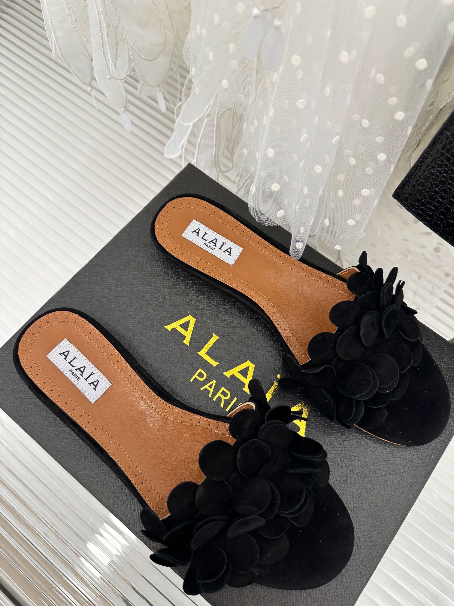 Alaia23春夏圆片缀饰拼接圆头平