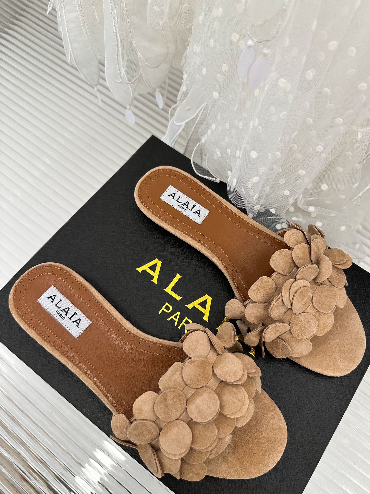 Alaia23春夏圆片缀饰拼接圆头平