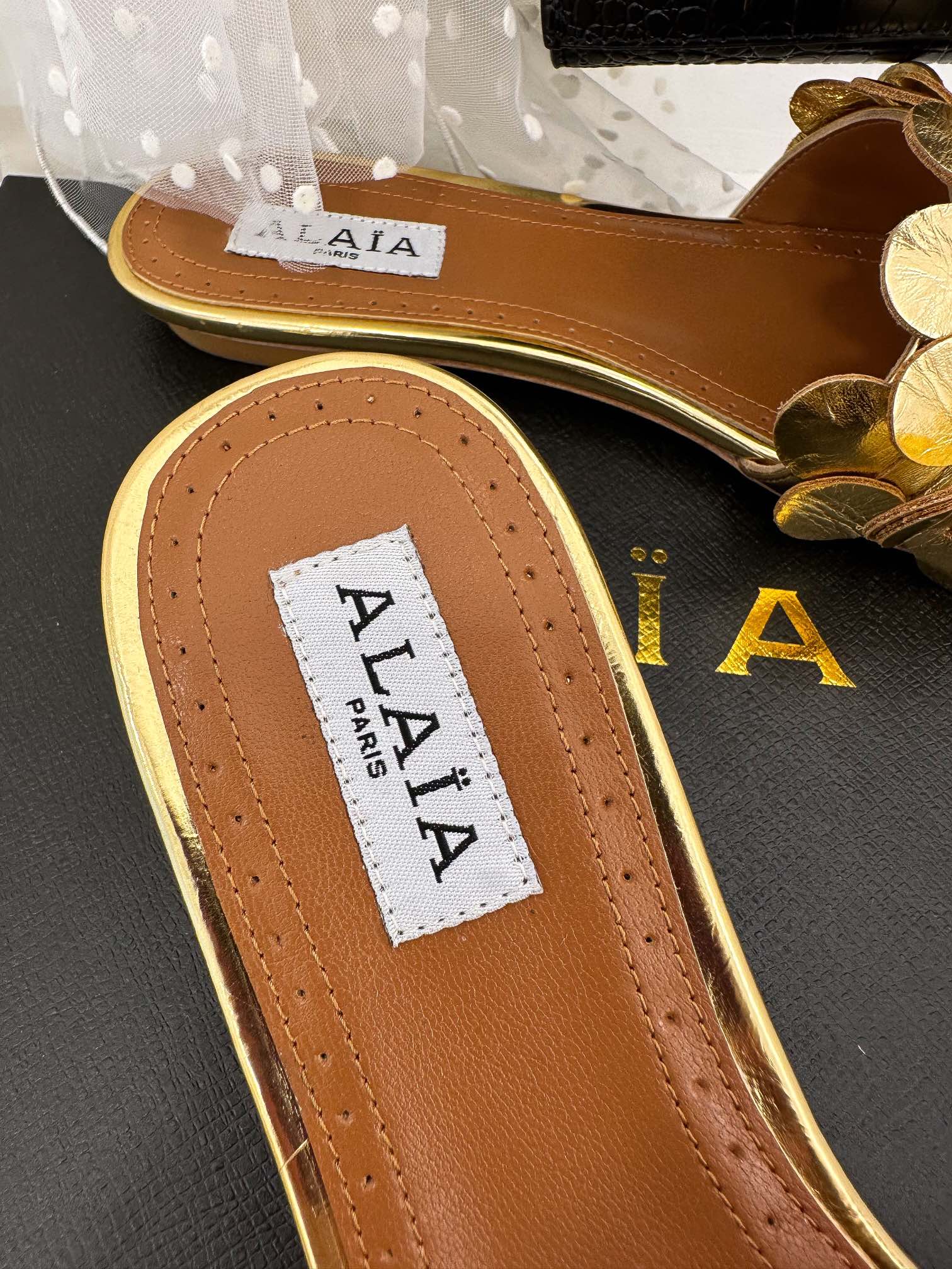 Alaia23春夏圆片缀饰拼接圆头平