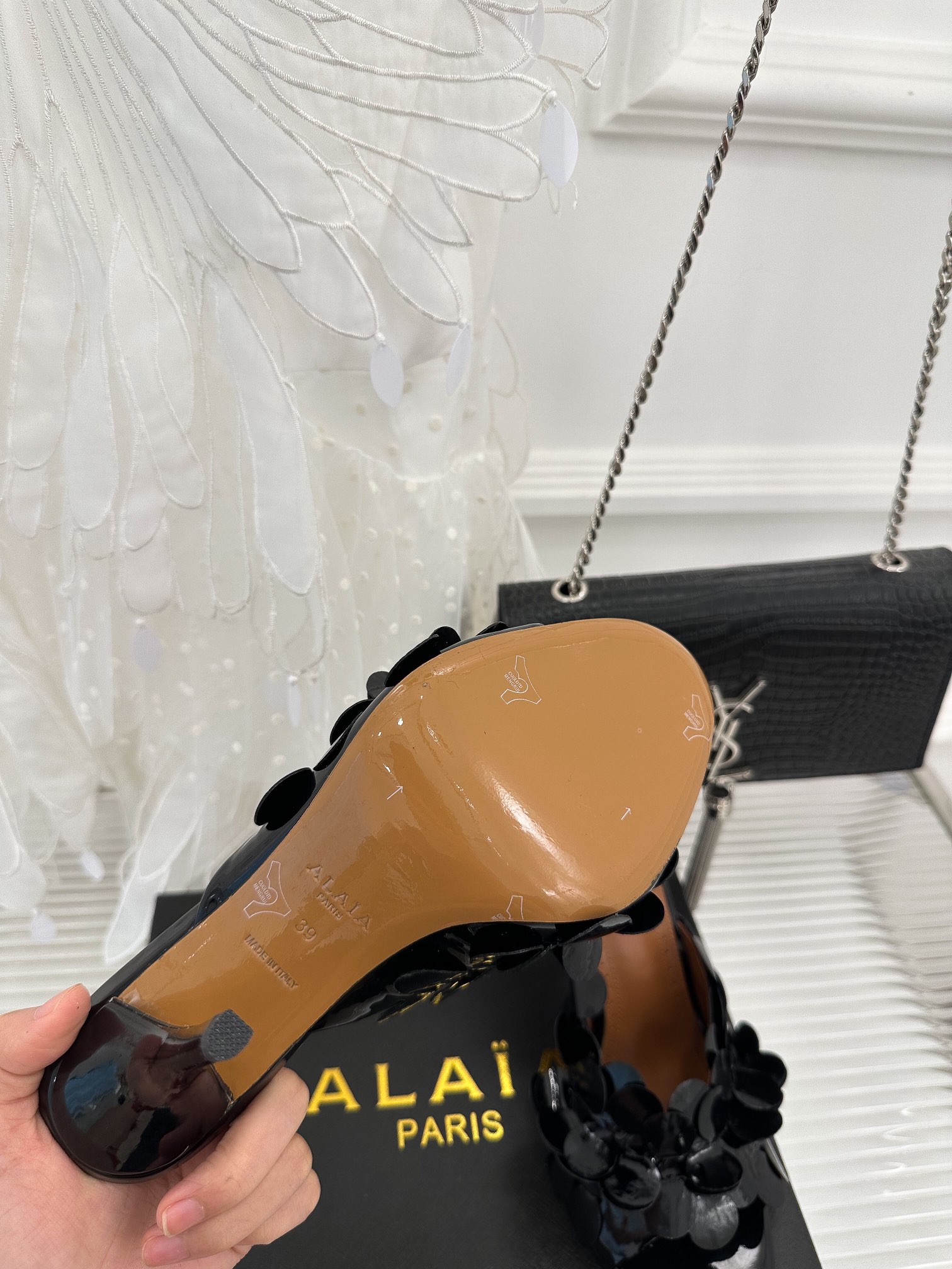 Alaia23春夏圆片缀饰拼接圆头平