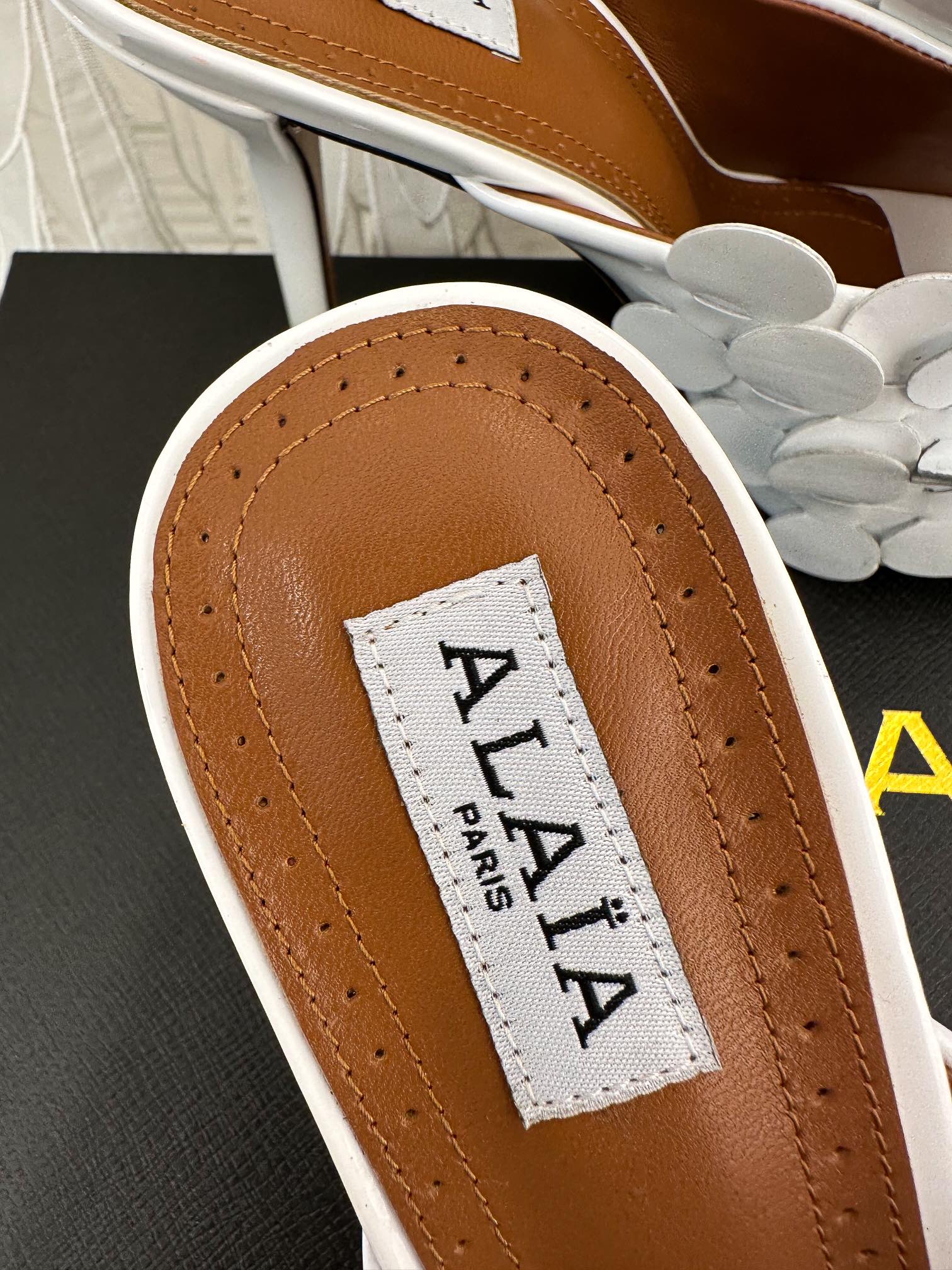 Alaia23春夏圆片缀饰拼接圆头平