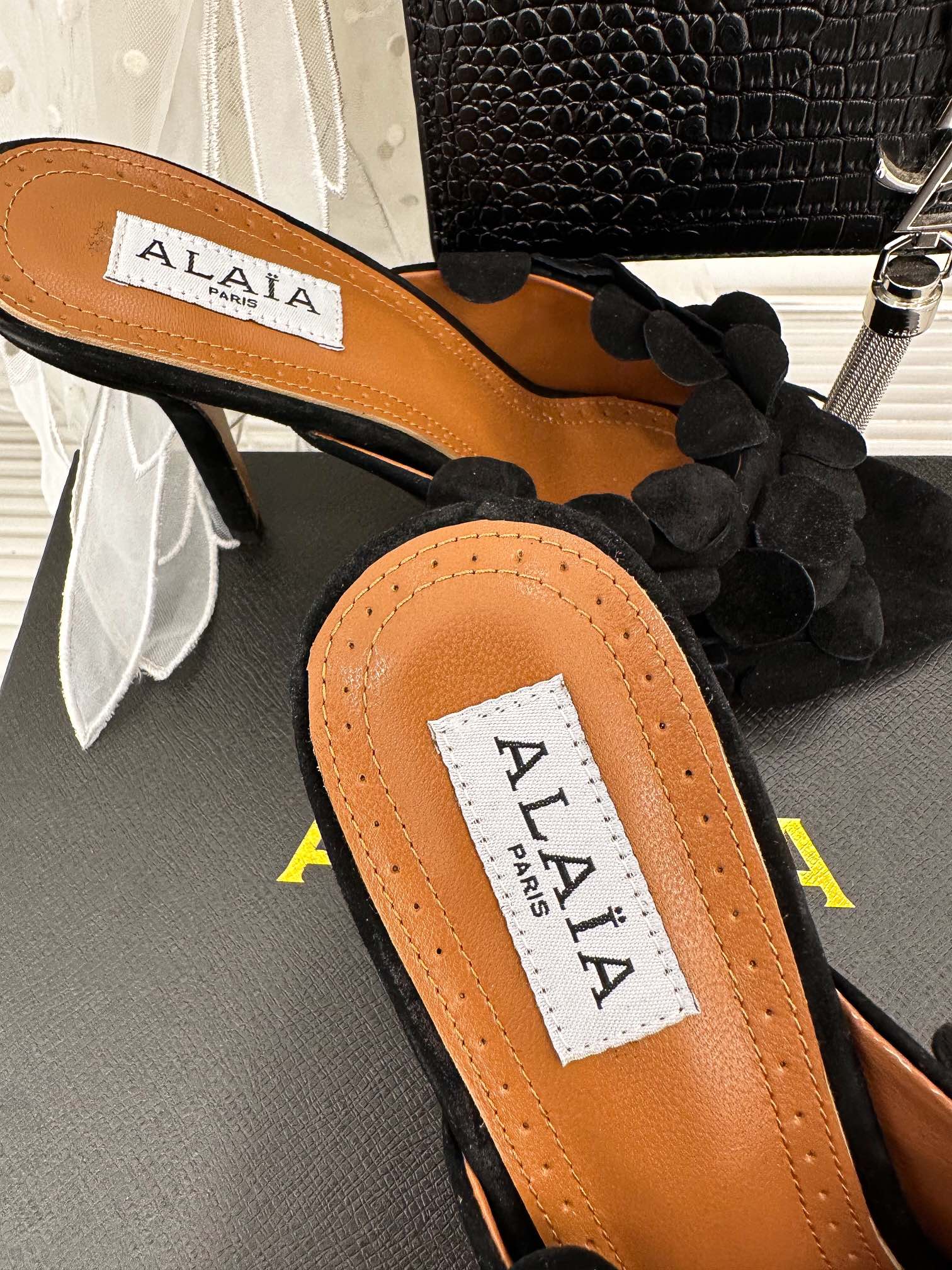 Alaia23春夏圆片缀饰拼接圆头平