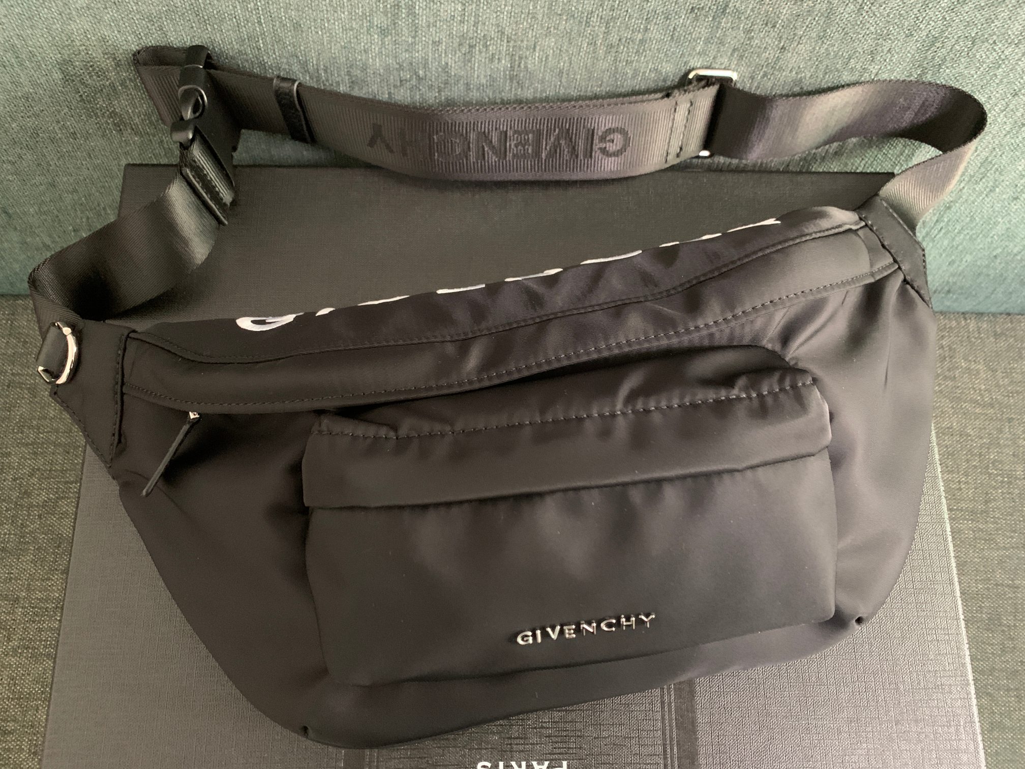 GIVENCHY纪梵希腰包/胸包尼龙布制作包身主构造为拉链主隔层和正面一个拉链小口袋内里有一个平贴小口袋