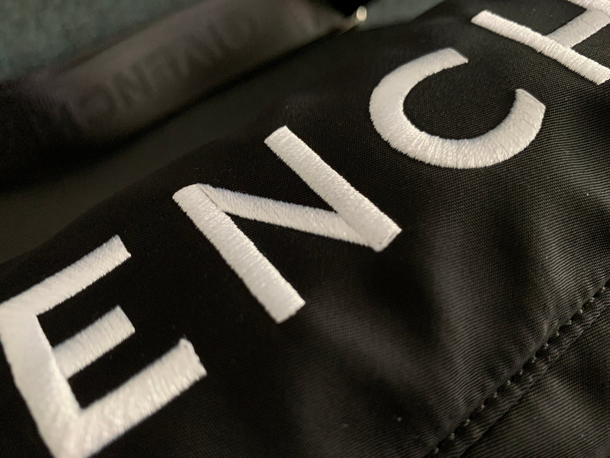 GIVENCHY纪梵希腰包/胸包尼龙布制作包身主构造为拉链主隔层和正面一个拉链小口袋内里有一个平贴小口袋