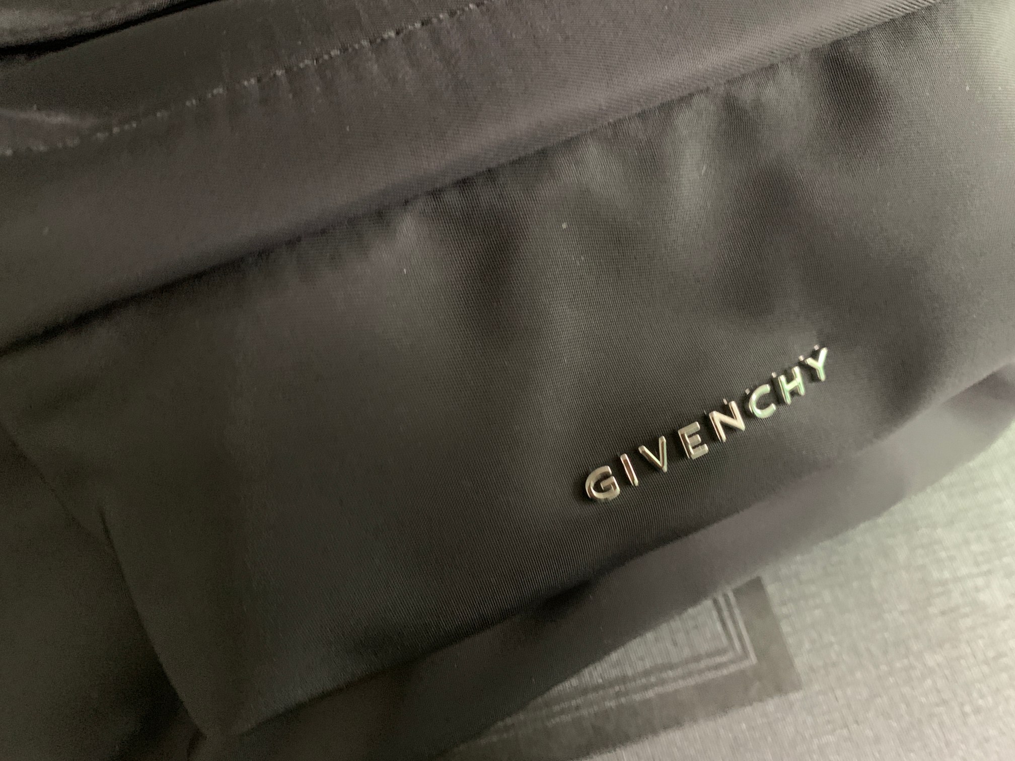 GIVENCHY纪梵希腰包/胸包尼龙布制作包身主构造为拉链主隔层和正面一个拉链小口袋内里有一个平贴小口袋