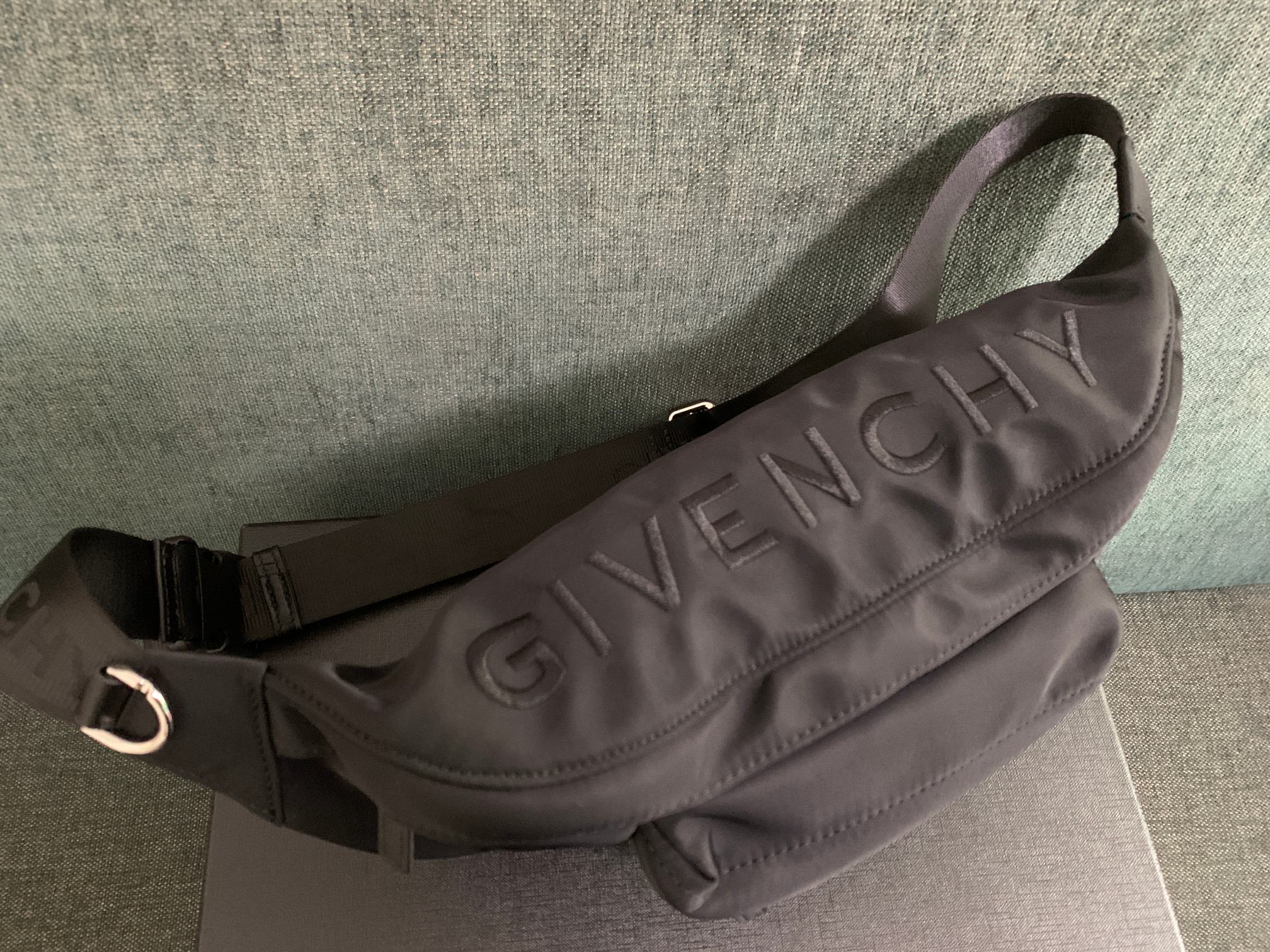 GIVENCHY纪梵希腰包/胸包尼龙布制作包身主构造为拉链主隔层和正面一个拉链小口袋内里有一个平贴小口袋