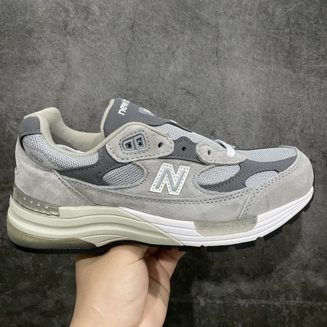 【总裁版】New Balance M992GR 新百伦NB992总统复古慢跑鞋 元祖灰顶级品质 第一梯队高价零售首选版本n正确3M反光细节 原楦原纸版开发正确6层组合底模 精密开发 后跟透明TPU水晶装饰条稳固 沿用了引以为傲的跑鞋手工技艺 采用猪皮绒面并包裹局部透气网面的鞋身设计 菱网鞋舌上刻有New Balance USA 鞋面依旧身着经典的大热之灰 彰显了其高端的品质身份  尺码：36 37 37.5 38 38.5 39 40 40.5 41.5 42 42.5 43 44 45 46.5-莆田鞋批发中心