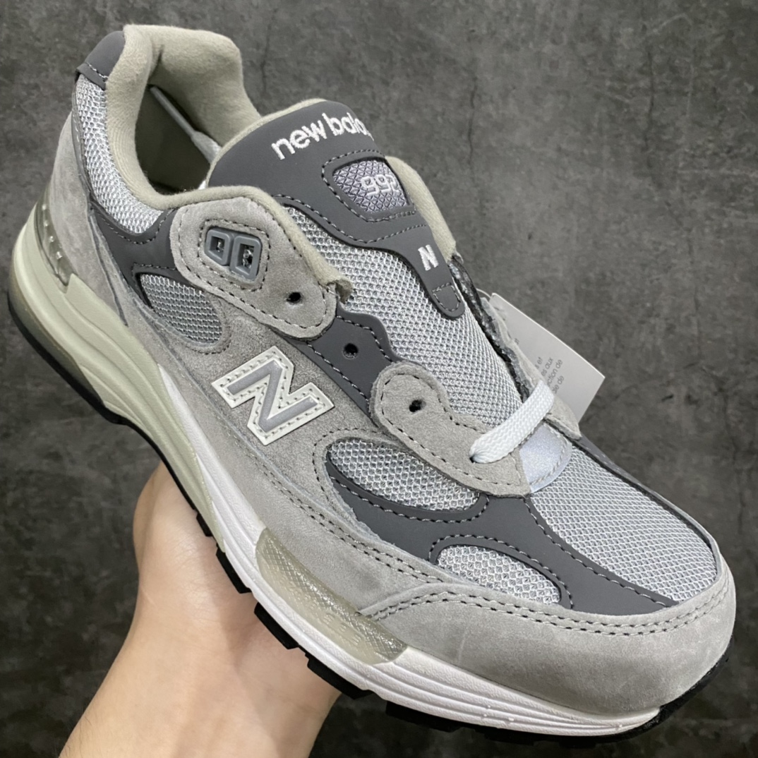 图片[3]-【总裁版】New Balance M992GR 新百伦NB992总统复古慢跑鞋 元祖灰顶级品质 第一梯队高价零售首选版本n正确3M反光细节 原楦原纸版开发正确6层组合底模 精密开发 后跟透明TPU水晶装饰条稳固 沿用了引以为傲的跑鞋手工技艺 采用猪皮绒面并包裹局部透气网面的鞋身设计 菱网鞋舌上刻有New Balance USA 鞋面依旧身着经典的大热之灰 彰显了其高端的品质身份  尺码：36 37 37.5 38 38.5 39 40 40.5 41.5 42 42.5 43 44 45 46.5-莆田鞋批发中心