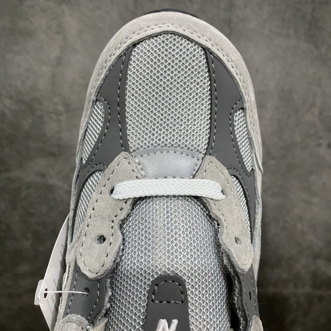 图片[5]-【总裁版】New Balance M992GR 新百伦NB992总统复古慢跑鞋 元祖灰顶级品质 第一梯队高价零售首选版本n正确3M反光细节 原楦原纸版开发正确6层组合底模 精密开发 后跟透明TPU水晶装饰条稳固 沿用了引以为傲的跑鞋手工技艺 采用猪皮绒面并包裹局部透气网面的鞋身设计 菱网鞋舌上刻有New Balance USA 鞋面依旧身着经典的大热之灰 彰显了其高端的品质身份  尺码：36 37 37.5 38 38.5 39 40 40.5 41.5 42 42.5 43 44 45 46.5-莆田鞋批发中心