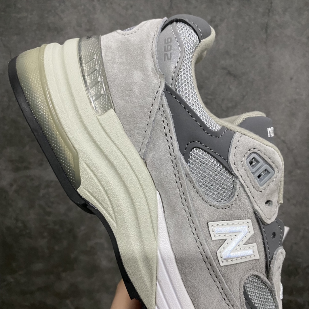 图片[7]-【总裁版】New Balance M992GR 新百伦NB992总统复古慢跑鞋 元祖灰顶级品质 第一梯队高价零售首选版本n正确3M反光细节 原楦原纸版开发正确6层组合底模 精密开发 后跟透明TPU水晶装饰条稳固 沿用了引以为傲的跑鞋手工技艺 采用猪皮绒面并包裹局部透气网面的鞋身设计 菱网鞋舌上刻有New Balance USA 鞋面依旧身着经典的大热之灰 彰显了其高端的品质身份  尺码：36 37 37.5 38 38.5 39 40 40.5 41.5 42 42.5 43 44 45 46.5-莆田鞋批发中心