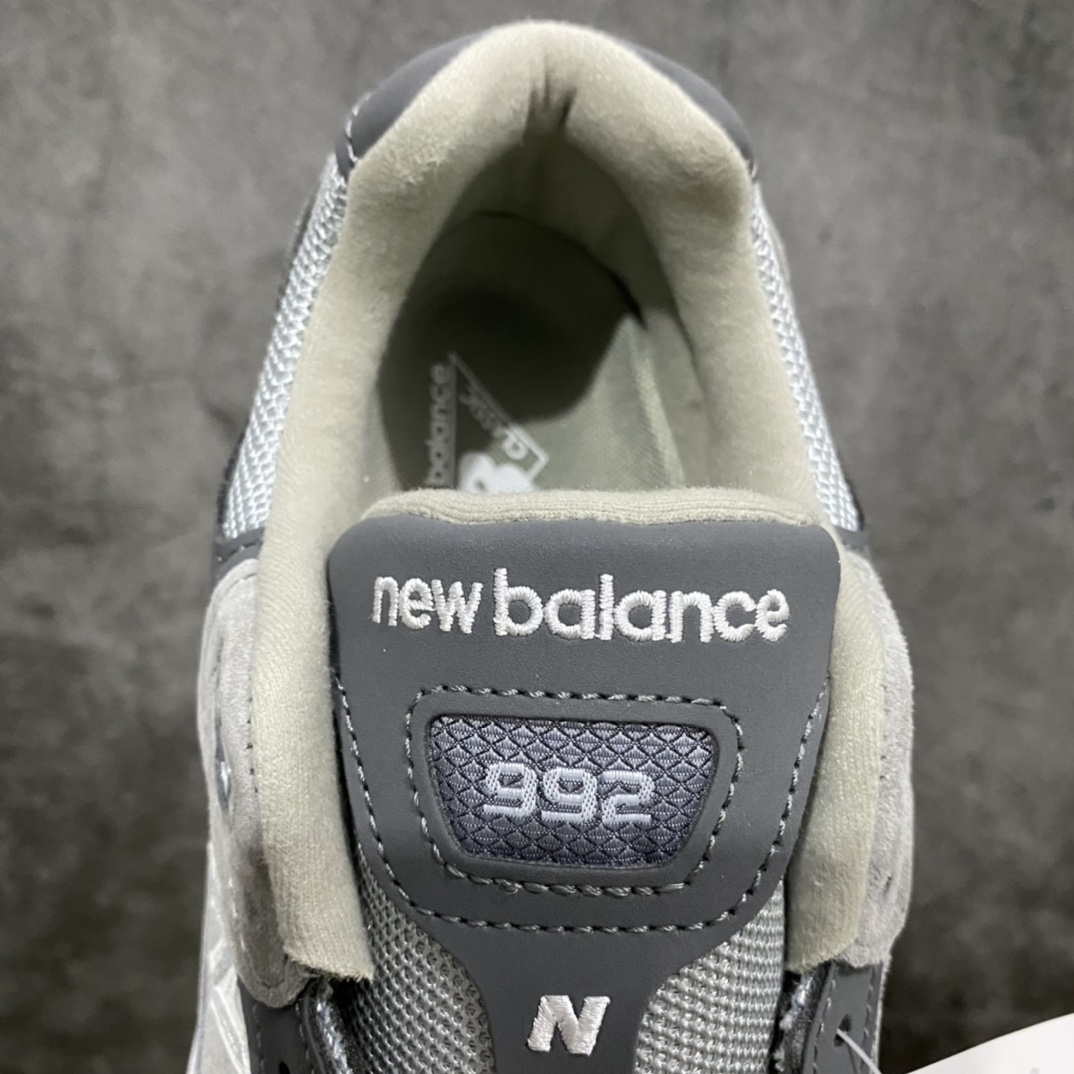 图片[8]-【总裁版】New Balance M992GR 新百伦NB992总统复古慢跑鞋 元祖灰顶级品质 第一梯队高价零售首选版本n正确3M反光细节 原楦原纸版开发正确6层组合底模 精密开发 后跟透明TPU水晶装饰条稳固 沿用了引以为傲的跑鞋手工技艺 采用猪皮绒面并包裹局部透气网面的鞋身设计 菱网鞋舌上刻有New Balance USA 鞋面依旧身着经典的大热之灰 彰显了其高端的品质身份  尺码：36 37 37.5 38 38.5 39 40 40.5 41.5 42 42.5 43 44 45 46.5-莆田鞋批发中心