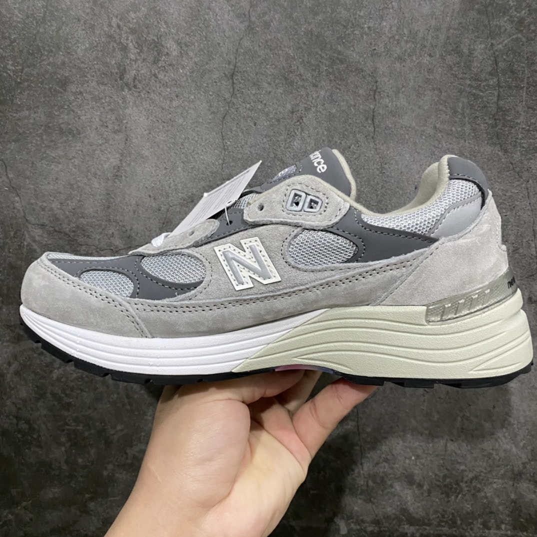 图片[2]-【总裁版】New Balance M992GR 新百伦NB992总统复古慢跑鞋 元祖灰顶级品质 第一梯队高价零售首选版本n正确3M反光细节 原楦原纸版开发正确6层组合底模 精密开发 后跟透明TPU水晶装饰条稳固 沿用了引以为傲的跑鞋手工技艺 采用猪皮绒面并包裹局部透气网面的鞋身设计 菱网鞋舌上刻有New Balance USA 鞋面依旧身着经典的大热之灰 彰显了其高端的品质身份  尺码：36 37 37.5 38 38.5 39 40 40.5 41.5 42 42.5 43 44 45 46.5-莆田鞋批发中心