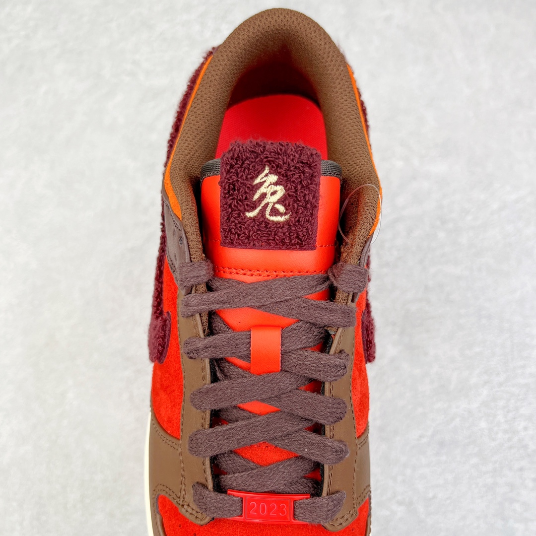 图片[5]-零售💰180 ＃G版福利特价‼NK SB Dunk Low\”Year of the Rabbit\” CNY中国年成都限定 棕橙 FD4203-661 毫无疑问市场中端王者 口碑大厂出品 品控大底版型不断改良更新 全套原纸板楦头开发 确保原汁原味 完美呈现DUNK版型 一比一鞋头弧度高度鞋身弧度 此版本只针对中端市场 皮料材质有所更替 其他数据细节工艺流程均保持一致 绝不口嗨 细节品控鞋型随意对比 独家私模官方第六代原厂航空铝磨具打磨大底 鞋头坡度极致还原 无解鞋型 原盒原配 圈内天花板工艺 原厂玻璃冲刀 超高清洁度 全鞋零毛边皮料切割 原厂中底布点胶 中底布拉帮走线遵循公司 SIZE：35.5 36 36.5 37.5 38 38.5 39 40 40.5 41 42 42.5 43 44 44.5 45 46 47.5 编码：by1936080-运动鞋