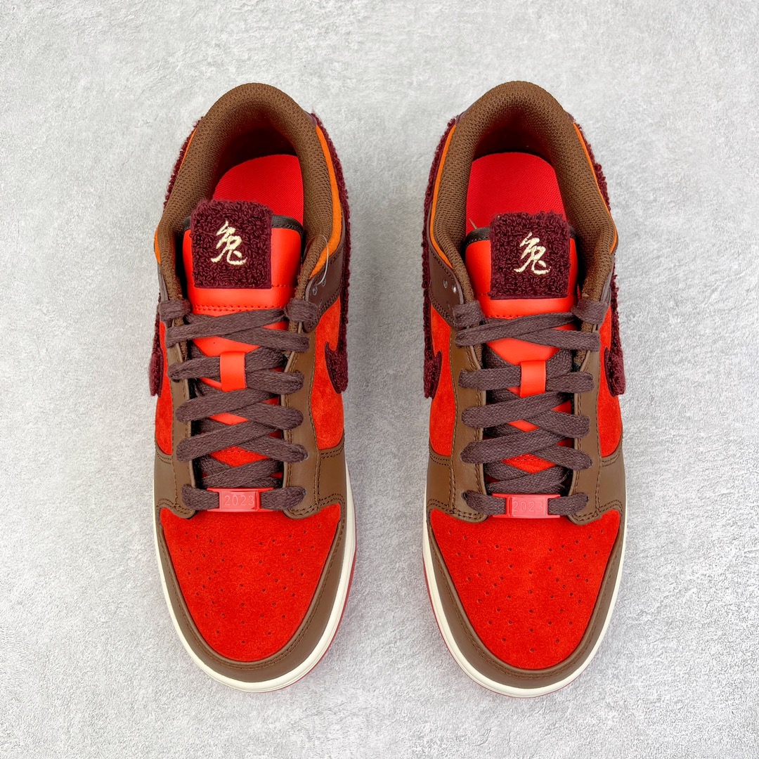 图片[2]-零售💰180 ＃G版福利特价‼NK SB Dunk Low\”Year of the Rabbit\” CNY中国年成都限定 棕橙 FD4203-661 毫无疑问市场中端王者 口碑大厂出品 品控大底版型不断改良更新 全套原纸板楦头开发 确保原汁原味 完美呈现DUNK版型 一比一鞋头弧度高度鞋身弧度 此版本只针对中端市场 皮料材质有所更替 其他数据细节工艺流程均保持一致 绝不口嗨 细节品控鞋型随意对比 独家私模官方第六代原厂航空铝磨具打磨大底 鞋头坡度极致还原 无解鞋型 原盒原配 圈内天花板工艺 原厂玻璃冲刀 超高清洁度 全鞋零毛边皮料切割 原厂中底布点胶 中底布拉帮走线遵循公司 SIZE：35.5 36 36.5 37.5 38 38.5 39 40 40.5 41 42 42.5 43 44 44.5 45 46 47.5 编码：by1936080-运动鞋