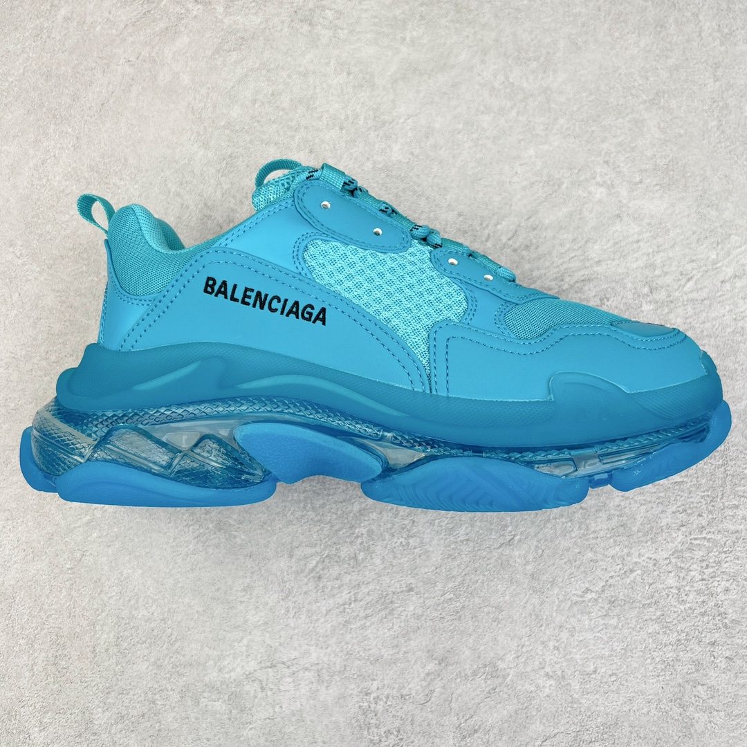 💰400 ＃VG零售版 BALENCIAGA Triple S Clear Sole Sneaker 巴黎世家复古透明气垫运动鞋 黑色做旧 全套原纸板楦头开发 最原汁原味的灵魂版型 全鞋荧光划线卡点 胶水把控整洁度追求极致完美 每一双都是工艺品 多重QC质检 超越公司货的品控标准 实实在在的免检产品 原盒原配 正确字体电绣 粗细、位置、大小正确 侧边TPU 透气孔匹配意产原版 正确气垫分离大底 TPU软底 原版一致大底LOGO 立体感十足 原厂皮料水洗做旧 采购原厂网纱 小牛皮 小羊皮和网眼 复杂的三层外底 采用Clear Sole技术将TPU注入鞋底内部可产生气泡 以提供更多舒适感 更轻的鞋子和减震效果 脚趾边缘绣有尺寸 侧面绣有徽标 背面压印徽标 舌头上的Triple S橡胶品牌 2个鞋带环 包括1个功能环 运动系带系统 带12个织物孔眼 双色鞋带让人想起远足靴的鞋带 后部拉环和舌头拉环 水洗效果 打造老旧外观 正常尺码 Size：35 36 37 38 39 40 41 42 43 44 45 46 编码：by4936070-运动鞋