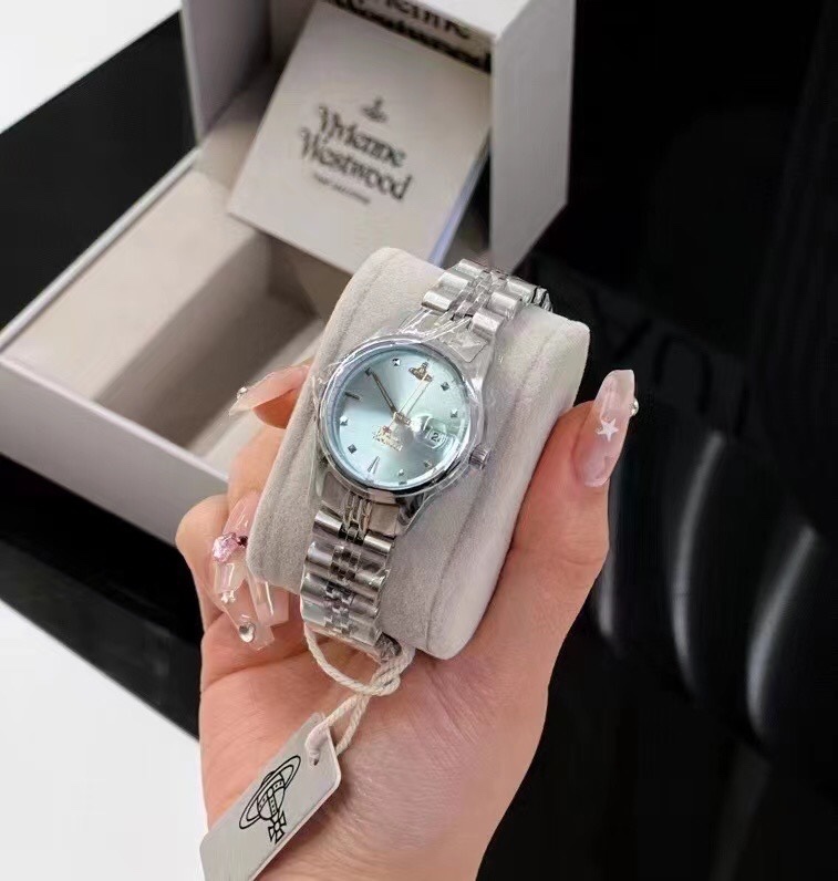 NO:101746,Queen Mother Crown Ice Blue Watch Large Dial Diameter: 37MM Small Dial Diameter: 29MM This blue is super transparent, like a piece of crumbled ice, and the summer belt is definitely super cool~ It seems to take you to the cool beach and enjoy the company of the beach, waves and sunshine. When the ice blue dial meets the silver strap, it is like the collision of youth and coolness, full of vitality and agility, Queen Mother Crown19860909西太后碎冰蓝手表 大号表盘直径: 37MM 小号表盘直径: 29MM 这个蓝色超级透,像一块碎碎冰,夏天带肯定超级清凉~ 仿佛带你来到清凉的海边,享受沙滩、海浪和阳光的陪伴.当冰蓝色的表盘和银色的表带相遇,就像青春与清凉的碰撞,充满活力与灵动,西太后,Jewelry