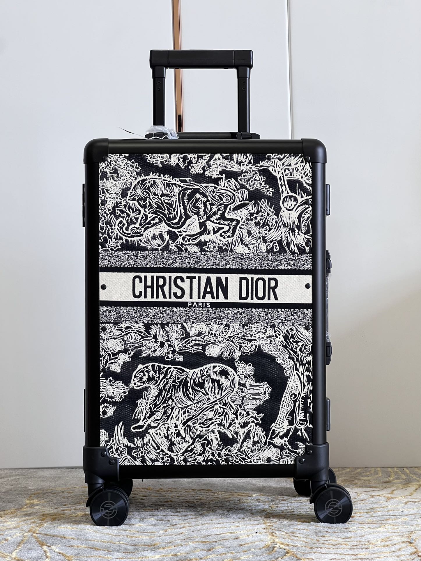 NO:400183,【Exclusive real photo Dior trolley case】A25 brand new Horizon trolley case is innovative in Dior's legendary classic, and is the iconic Monogram canvas embellished travel patches, traces the design style of the brand's traditional suitcase. Leather corner protection and super large external trolley enrich smart details to create an elegant and practical travel companion. Detailed features 35.0 x 23×53cm (length × width × height) Manual measurement 1-2cm error [warm reminder this model has no packaging/does not support return and exchange]], LV [original leather], dior, louis vuitton19860909【独家实拍 迪奥拉杆箱】A25 全新 Horizon 拉杆箱以个性创意革新迪奥的传奇经典,为标志性 Monogram 帆布点缀旅行贴饰,追溯品牌传统行李箱的设计风尚.皮革边角保护和超大外置拉杆丰富智慧细节,打造优雅且实用的旅行伴侣.详细特征35.0 x 23×53cm（长×宽×高） 人工测量1-2cm误差【温馨提示此款无包装/不支持退换】】,LV【原厂皮】,dior,louis vuitton,Bag
