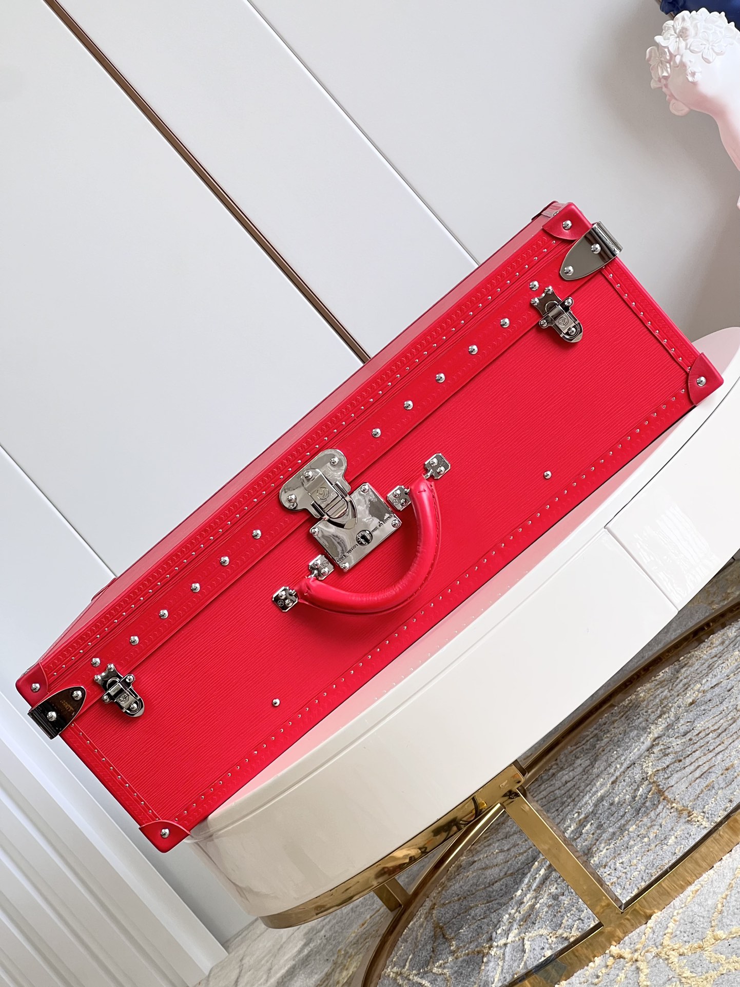 NO:400200,[Exclusive real photo of red water corrugated hard boxes] Louis Vuitton see these hard boxes!  Goose Niang only has two words in her mind, 'You're good at ah ah ah ah ah ah ah ah'. After all, they are all customized Louis Vuitton models. If these boxes (LOUIS VUITTON) are placed on Beijing display cabinets, most people can't get in. LV launches travel hard boxes of different materials and uses every year, and the once customized particularly popular styles will also be copied. The most awesome thing about Louis Vuitton is to think of everything you haven't thought of. Louis Vuitton mainly uses exquisite handmade methods, top hardware customization, and high-end fabrics to make a perfect hard box. If you want to show off yourself and have such conditions, size70x47x22cm BD. [Warm reminder this model is a customized product, no spot / does not support return and exchange], LV [original leather], louis vuitton, louis vuitton, louis vuitton19860909【独家实拍 红色水波纹硬箱】路易威登看到这些硬箱！鹅娘心里只有俩个字“有品啊啊啊啊啊啊”. 毕竟全都是路易威登定制款.这些箱子（LOUIS VUITTON）要是放在了北京展柜上,一般人儿进不去.LV每年都会推出不同材质和用途的旅行硬箱,曾经定制的特别受欢迎的款式也会进去复刻. 路易威登最牛的地方就是把你还没想到的地方通通想到了, 路易威登主要是手工精致做法,顶级五金定制,高级面料所采取的一款完美硬箱.要是想张扬一下自己并且拥有这样的条件 size70x47x22cm BD.【温馨提示此款为定制产品 无现货/不支持退换】,LV【原厂皮】,louis vuitton,louis vuitton,louis vuitton,Bag