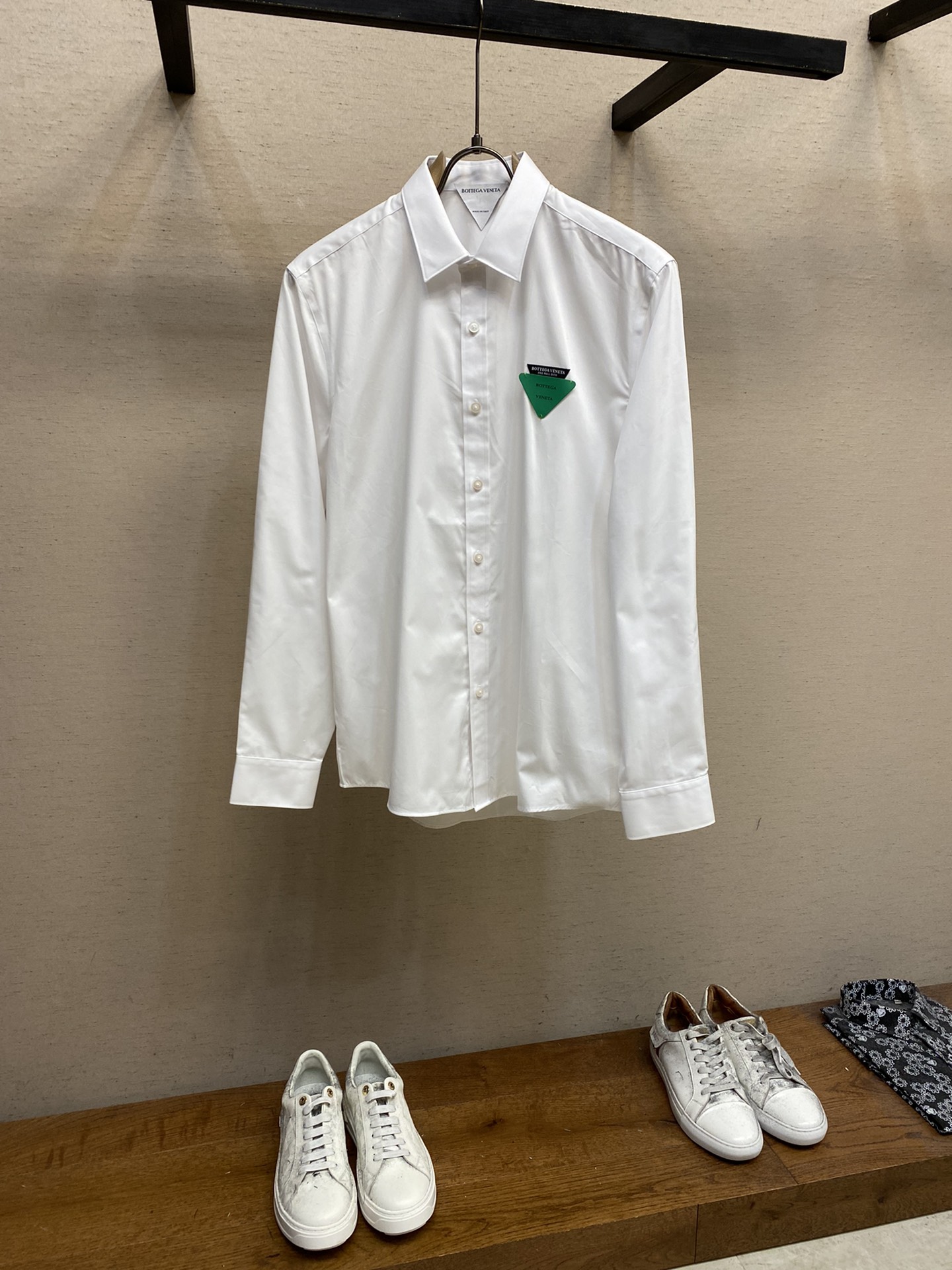 NO:951868,Bottrga Veneta is a fashionable and simple long-sleeved shirt. This lightweight cotton shirt is made of 100% cotton fabric. It has a classic and simple design. It has refreshing tones and the color is super super awesome. It is the most worth buying item this season. It has a simple and elegant design. It is a must-have for fashion and is easy to control!  The simple design is an indispensable style, with three-dimensional tailoring, moderate length to beautify the proportions of the upper body, and the shape is extremely modern and versatile!  !  !  !  !  !  !  !  Size S-2xl Color white,,bottega veneta,shirts,19860909Bottrga Veneta 时尚简约长袖衬衫,本款轻盈棉质衬衣采用全棉质地面料,经典简约设计搭配,清爽色调,颜色超超超超级赞,这一季最值得入手的单品,简约大气又精致的小设计,时髦精必入,超好驾驭！ 简约设计款不可或缺款式,立体剪裁,适中长度修饰美化上身比例,造型上极具现代百搭可塑性！！！！！！！！ 尺码S-2xl 颜色白色,,bottega veneta,shirts,,Men's clothing