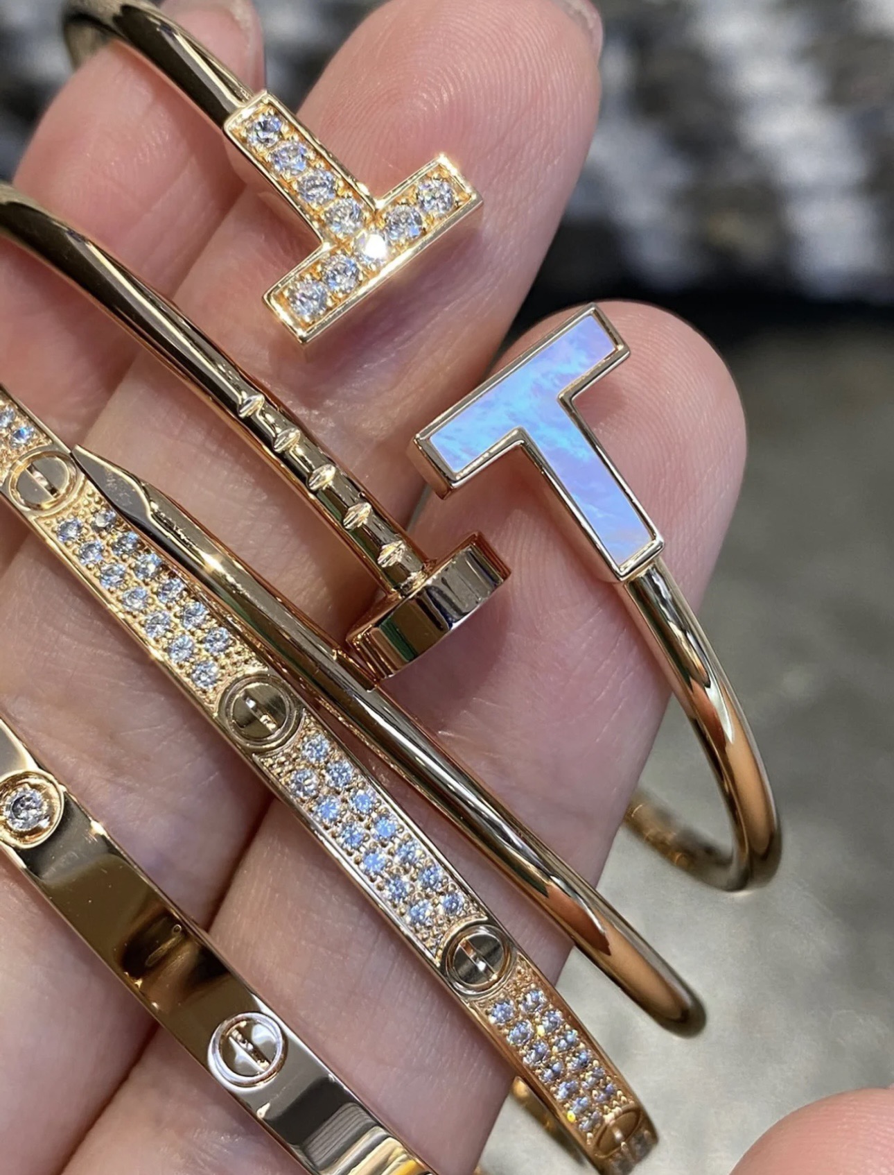 A timeless classic bracelet, ideal for stacking - Comprehensive 2