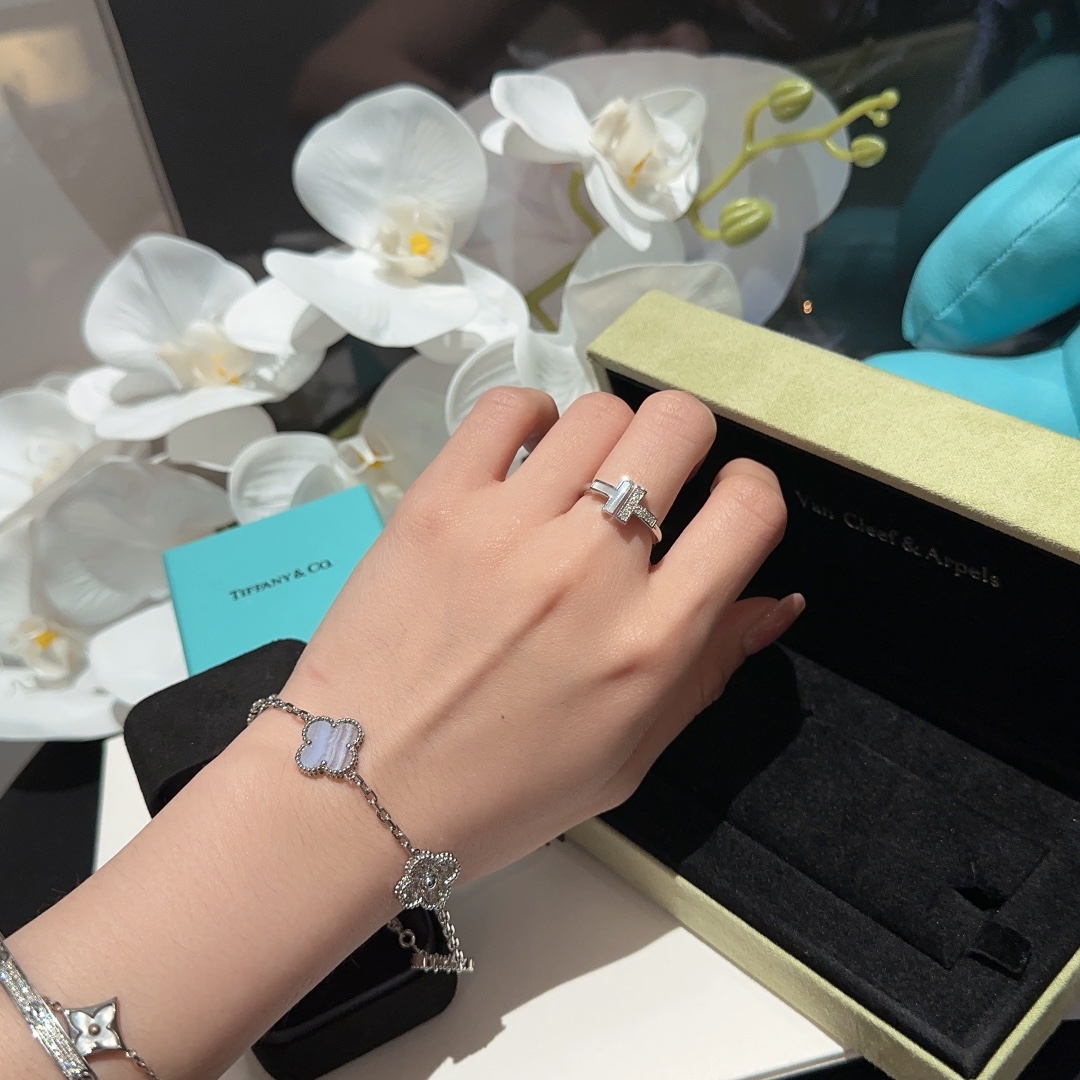 NO:720782,High-end jewelry series FB# five-flowered diamond and purple chalcedony bracelet TR101# double T white mother-of-pearl diamond ring, a must-have item for fairies♀,,bracelet,ring,Cardia high-end jewelry19860909高级珠宝系列 FB#五花间钻紫玉髓手链 TR101#双T白贝母间钻戒指 仙女必备单品♀,,bracelet,ring,卡迪亚高端饰品,Jewelry