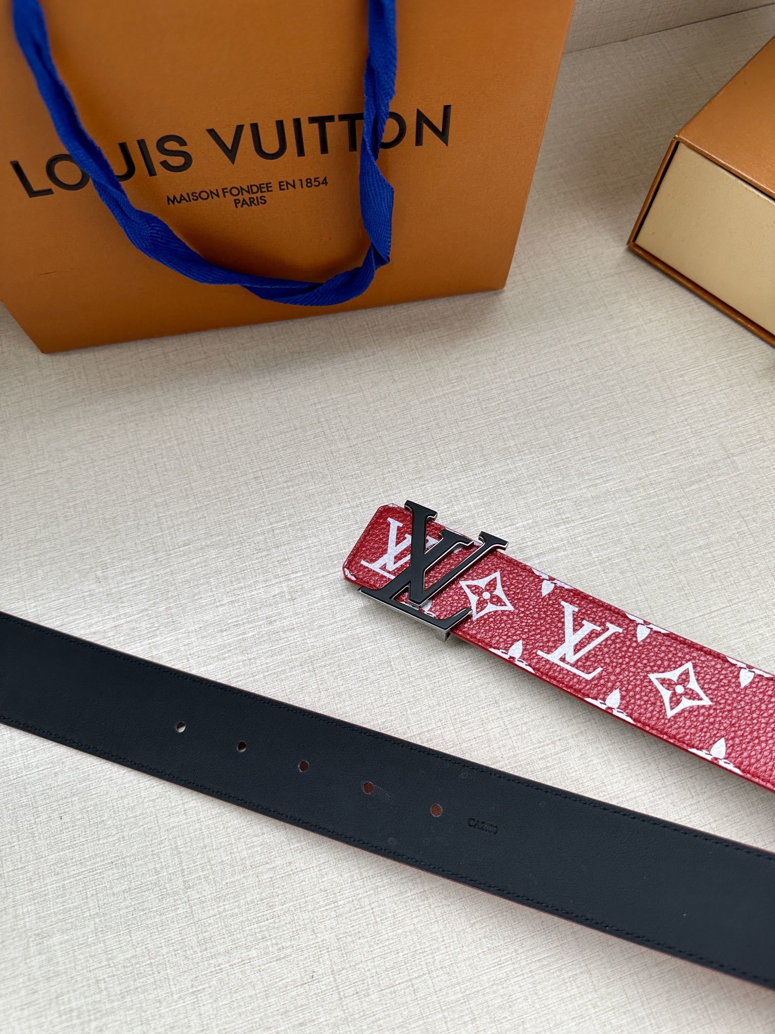 LVxSupreme联名合作款出货劲