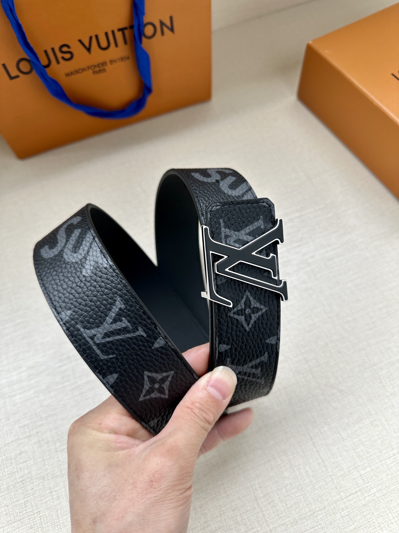 LVxSupreme联名合作款出货劲