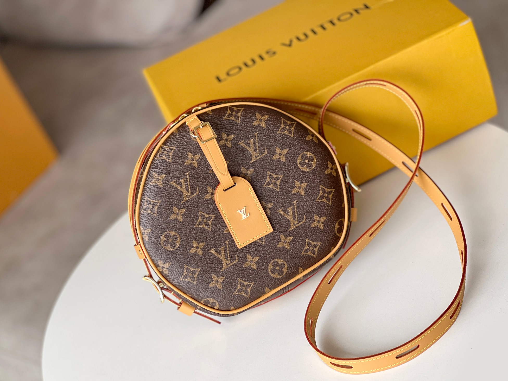 NO:200425,The original single hardware BOITE CHAPEAU SOUPLE model M45647 presbyopia, M52294 presbyopia apple bag Large Nicolas Ghesquière reinterprets the classic hat box and designs this coveted Boite Chapeau Souple handbag. Inspired by the brand's travel tradition, this soft Monogram canvas handbag comes with long leather straps, which can be easily cross-siding or shoulder-back. Size 20.0 x 22.5 x 8.0 cm (length x height x width), LV [top original single], louis vuitton,hats19860909对版开发原单五金BOITE CHAPEAU SOUPLE型号M45647老花,M52294老花苹果包 大号Nicolas Ghesquière重新演繹經典帽盒,設計出這款令人夢寐以求的Boite Chapeau Souple手袋.靈感來自品牌旅遊傳統,這款柔軟的Monogram帆布手袋配有長皮革肩帶,可輕易斜揹或肩揹.尺寸20.0 x 22.5 x 8.0 cm(長度 x 高度 x 闊度),LV【顶级原单】,louis vuitton,hats,Bag