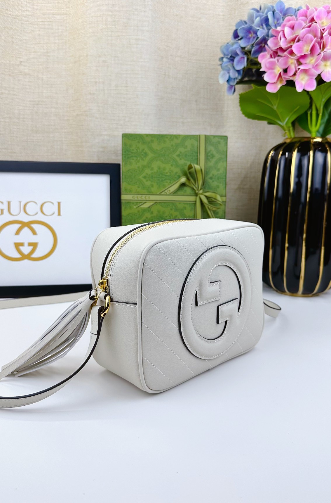 Gucci Blondie小号肩背包 - 精緻な白色レザーとNFC技術対応