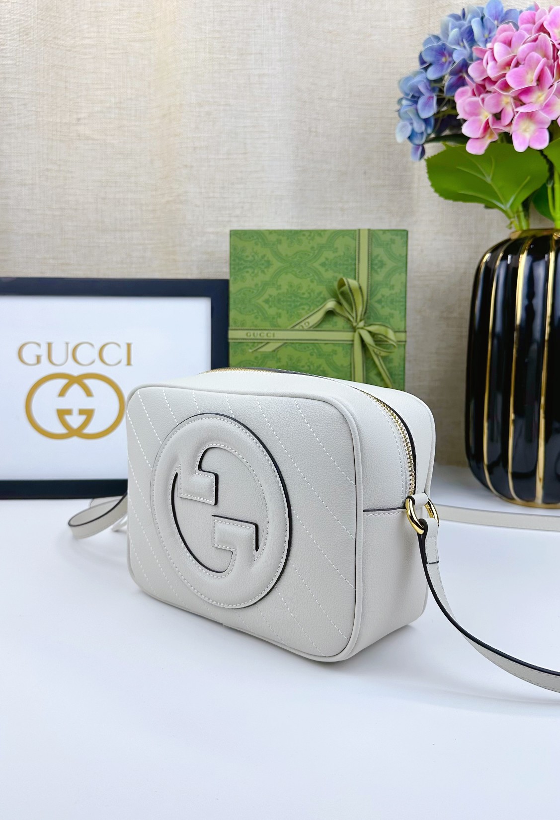 Gucci Blondie小号肩背包 - 精緻な白色レザーとNFC技術対応