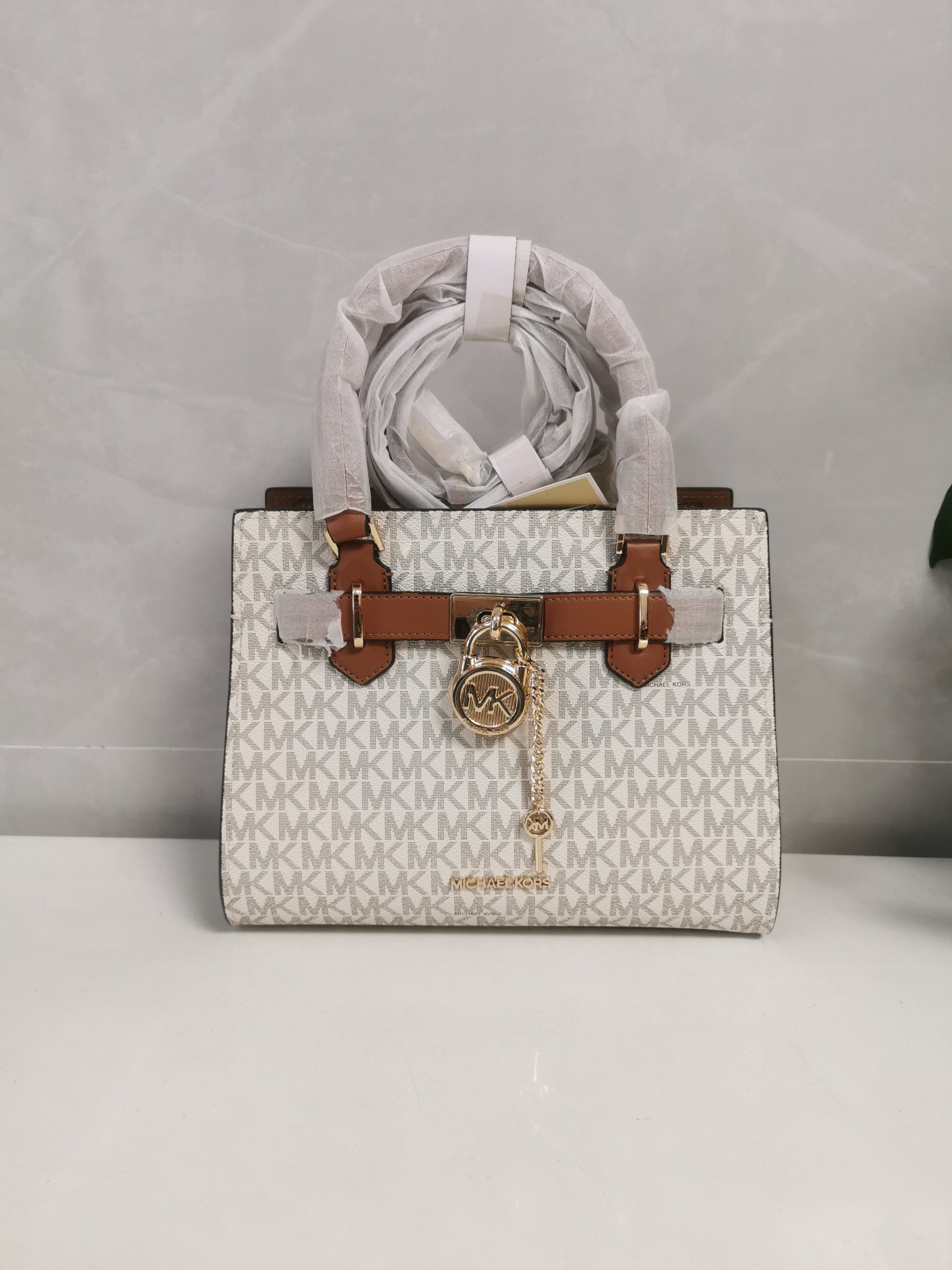 Michael Kors MK23年新款Hamilton小号锁头包，手提单肩斜挎包，前面配置独特 锁头非常有个性，小号尺寸25/20/11cm