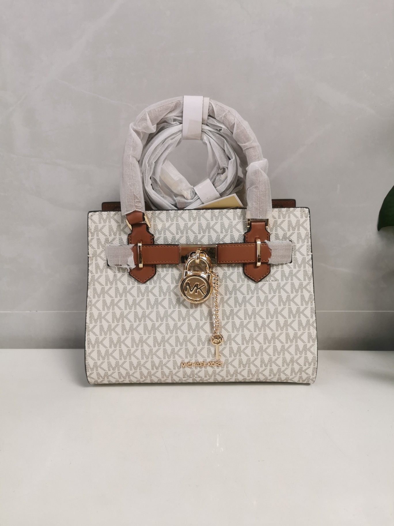 Michael Kors MK23年新款Hamilton小号锁头包，手提单肩斜挎包，前面配置独特 锁头非常有个性，小号尺寸25/20/11cm