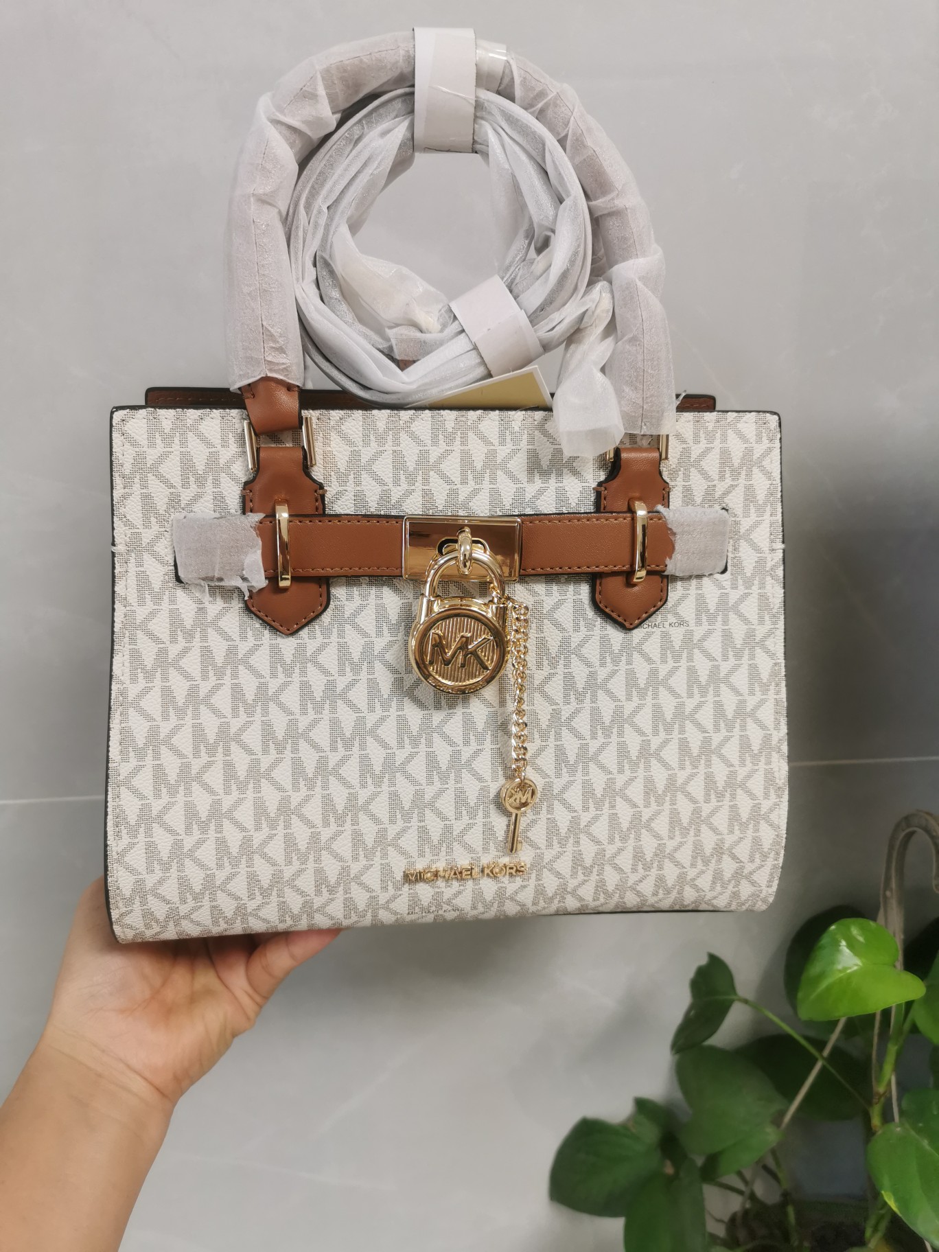 Michael Kors MK23年新款Hamilton小号锁头包，手提单肩斜挎包，前面配置独特 锁头非常有个性，小号尺寸25/20/11cm