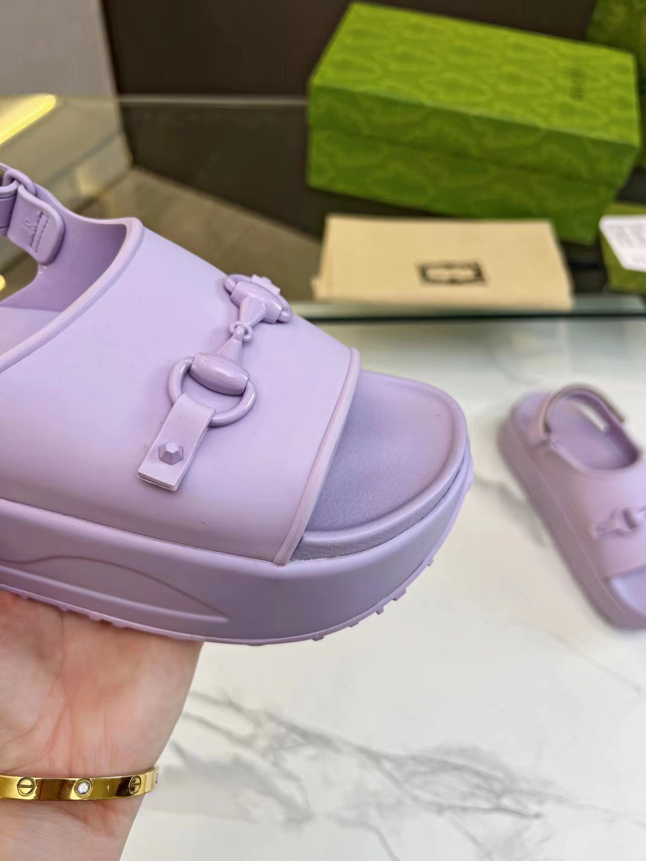 NO:271318,Real-priced GUCCI counter counter New limited edition Top counter Gucci thick-soled sandals Official website synchronization New summer outfit Xiaohongshu Recommended original mold opening Purchase version High-end odorless material Invisible internal height increase by 5.0CM Original private film outsole Full set of counter packaging Number 35-46#,,gucci,gucci,sandals19860909实价GUCCI专柜专柜 新款限定 顶级专柜 古驰厚底凉鞋 官网同步 夏季新穿搭 小红书推荐 原版开模 代购版本 高端无臭材质 隐形内增高5.0CM 原版私膜大底 全套专柜包装 码数35-46#,,gucci,gucci,sandals,Men's shoes