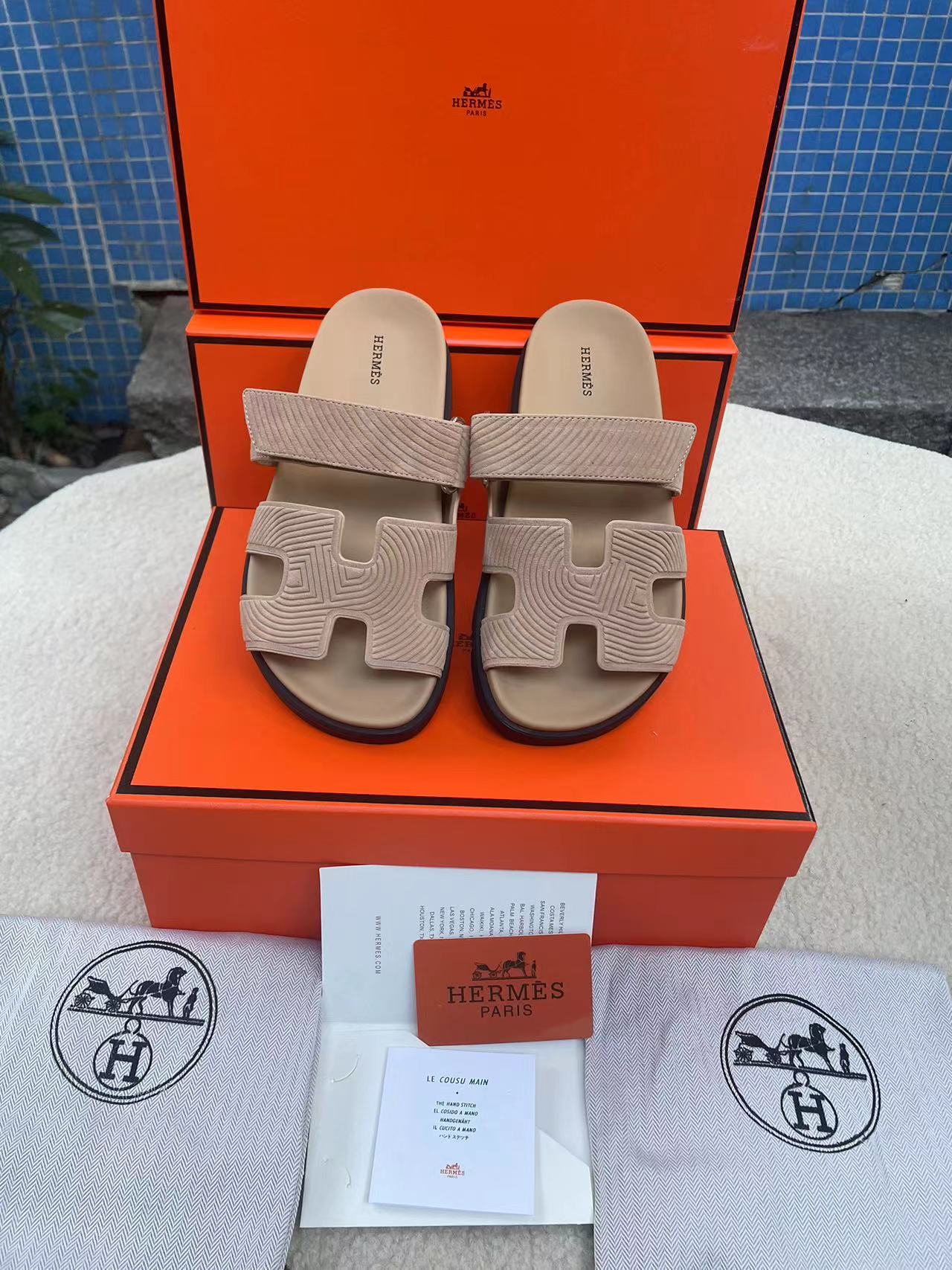 NO:237677,,HHHERMES, the same style for men and women, the couple's second uncle shoes that have been popular recently - sandals, paired with various colorful socks, it is very fashionable. Imported mixed-bred sheepskin on the upper. Deer leather. Imported mixed-bred sheepskin in the inner lining. Outsole Tpu non-slip wear-resistant outsole. Size 35-42. Men's 38-46. Slippers, hermes, sandals, slippers, sheepskin, socks19860909,H家 HERMES 男女同款,最近火到不行的情侣款二舅鞋- 凉鞋,搭配各种彩色袜子,潮爆了 鞋面进口混种羊皮.鹿皮 内里进口混种羊皮 大底Tpu防滑耐磨大底 码数女35-42.男38-46,拖鞋,hermes,sandals,slippers,sheepskin,socks,Women's Shoes