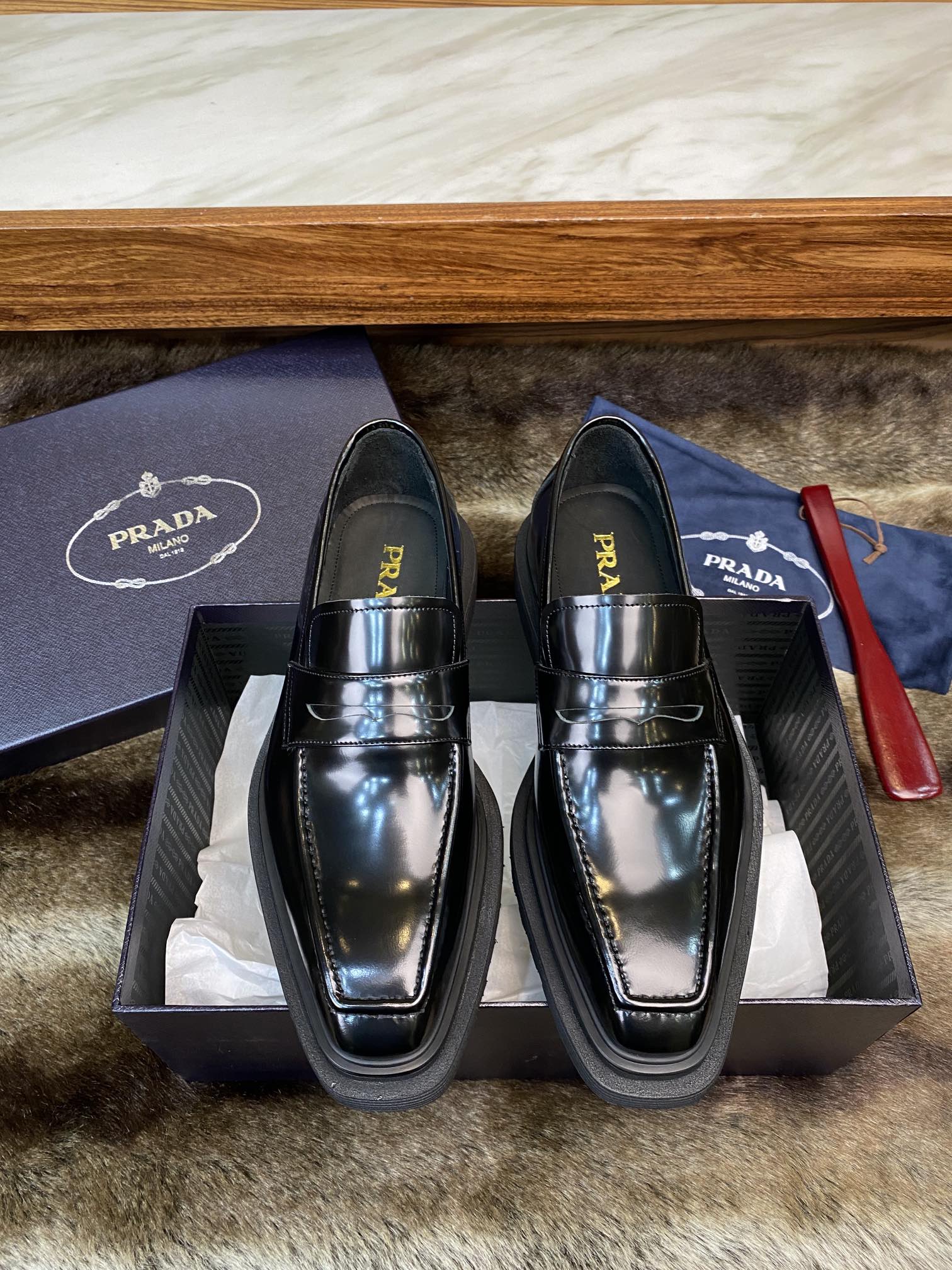 NO:347956,New!  Pard＠ Latest counter love [Super lightweight outsole] The highest version batch This year’s counter latest Prada high-end men’s thick-soled lace-up derby shoes!  The sole uses imported high-density elastic foamed sole, but the highlight is that the cost is not something that a small factory can control. You can imagine the lightness of this shoe, which is very light and comfortable to wear. Classic Brock carving technology, imported cowhide, purchased the original version with 1:1 accurate reproduction, the small square head design is full of modernity, versatile and fashionable urban handsome men!  38/45, prada,cowhide19860909New！Pard＠ 最新 专柜大爱【超轻盈大底】 最高版本批 今年专柜最新普拉达 高端男士厚底系带德比鞋！ 鞋底采用进口高密度弹力发泡大底 可是亮点 成本不是小厂可以驾驭的,可想而知这鞋的轻盈度,非常轻盈上脚特别舒服 经典布洛克雕花工艺,进口牛皮制作,购入原版1:1精准复刻,小方头设计摩登感十足,百搭时尚都市型男！38/45,,prada,cowhide,Men's shoes