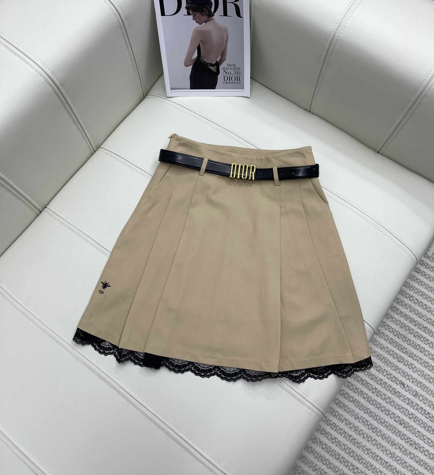 NO:696812,Dio* new products are on the shelves. Fashionable skirt with belt. Customized twill cotton fabric. Comfortable and delicate texture. Lace decoration at the hem. Branded belt decoration. Three-dimensional embroidery logo echoes, adding a degree of sophistication. Tolerant A-hem design, fashionable and western. Full sense of design. Great for everyday vacations. More youthful and beautiful outfits. High version 2 colors, dior, skirts,19860909Dio*新品上架 腰带时髦半裙 定制斜纹棉质面料 质感舒适细腻 下摆蕾丝花边装饰 品牌腰带装饰加持 立体刺绣Logo呼应 精致感拉高一个度 包容的A摆设计 时髦洋气 设计感十足 度假日常都很赞 穿搭更为青春靓丽 高版本2色,,dior,skirts,,Women's clothing