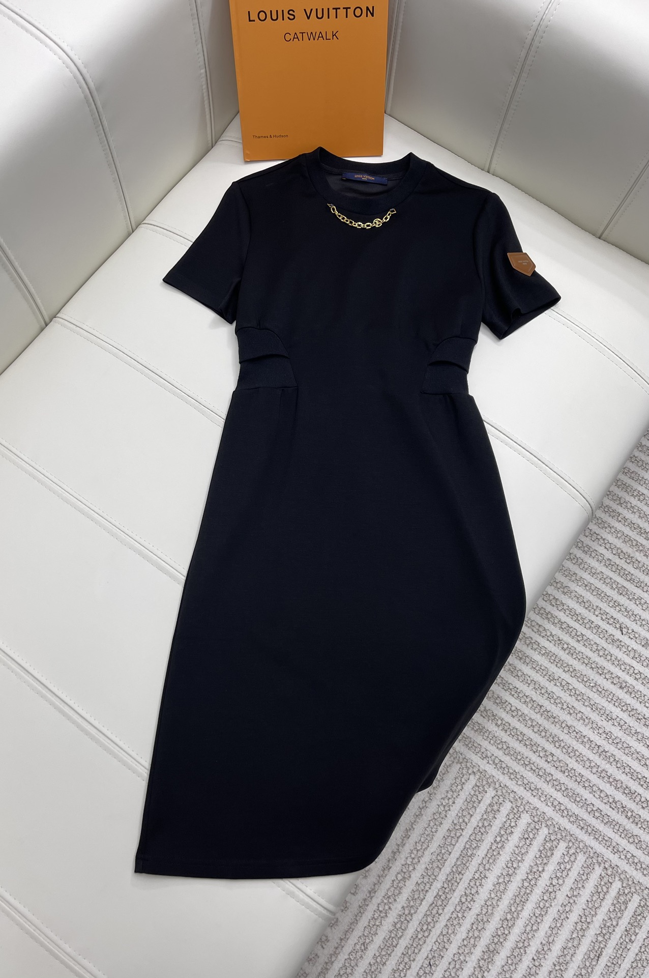 NO:696810,Louis Vuitto* new product is on the shelves. Belted short-sleeved dress. Customized twill cotton material. It presents a drapey and comfortable appearance. Large area of ​​solid color. Decorated with metal chains. It makes the garment high-end and elegant. The upper body is full of elegance. It continues the brand's haute couture. The high-waisted tailoring makes the upper body slimmer and taller. It has an elegant temperament. High version 2 colors, louis vuitton, skirts, T-shirt,19860909Louis Vuitto*新品上架 束腰短袖连衣裙 定制斜纹全棉材质 呈现垂感舒适的品相 大面积的纯色 饰以金属链条点缀 让成衣高级优雅 上身气质十足 延续品牌高定 高腰的剪裁 上身显瘦显高 气质优雅 高版本2色,,louis vuitton,skirts,T-shirt,,Women's clothing