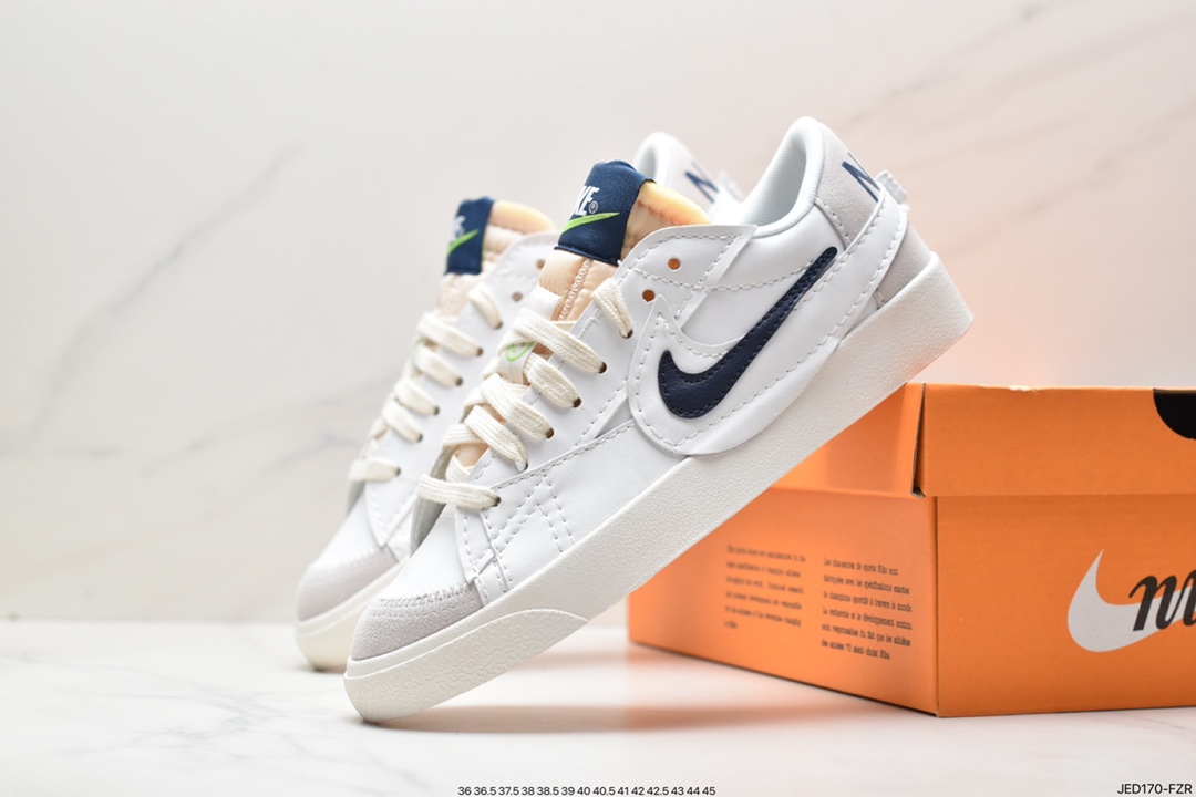 150 Nike Blazer Low '77 SE百搭单品 全新焕新升级经典 Blazer 鞋款，大号 Swoosh 突出新时代更加张扬的潮流感，对经典的又一次改良升级。大号 Swoosh 设计结合宽大鞋带，符合当下潮流意趣，橡胶外底融入凸起人字形底纹增添几分户外感觉 货号：DO9777-001 尺码：36 36.5 37.5 38 38.5 39 40 40.5 41 42 42.5 43 44 45 ID:JED170-FZR