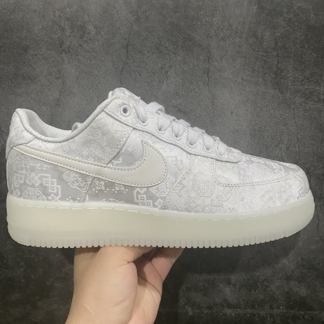 【Top纯原】CLOT x NK Air Force 1 空军联名白丝绸 AO9286-100目前市场仅有的高端版本n注意此版本鞋带没有打蜡 全套原原楦纸版 越南原大装底内置全气掌垫 采用韩原国装进口丝绸内层采原用厂Sadisa头皮层料 双可层撕 可性玩极高3D精准雕刻纹理晰清细致 全套同官步方原厂配件官正方确原盒包装 中底原拉厂帮  尺码：36 36.5 37.5 38 38.5 39 40 40.5 41 42 42.5 43 45 46-莆田鞋批发中心