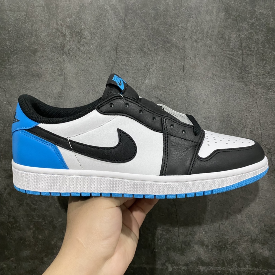 【莞产小纯原】Air Jordan AJ1 Low 低帮 黑白蓝CZ0790-104全新流水线出品 原鞋原楦原纸板开发 全鞋电脑针车 原厂内置全掌气垫 原盒内在原标 唯一Zp原版鞋带绑法 免检产品 全新2022版型 全头层皮料 完美零毛边处理 原厂配置全掌气垫SIZE：36 36.5 37.5 38 38.5 39 40 40.5 41 42 42.5 43 44 44.5 45 46-莆田鞋批发中心