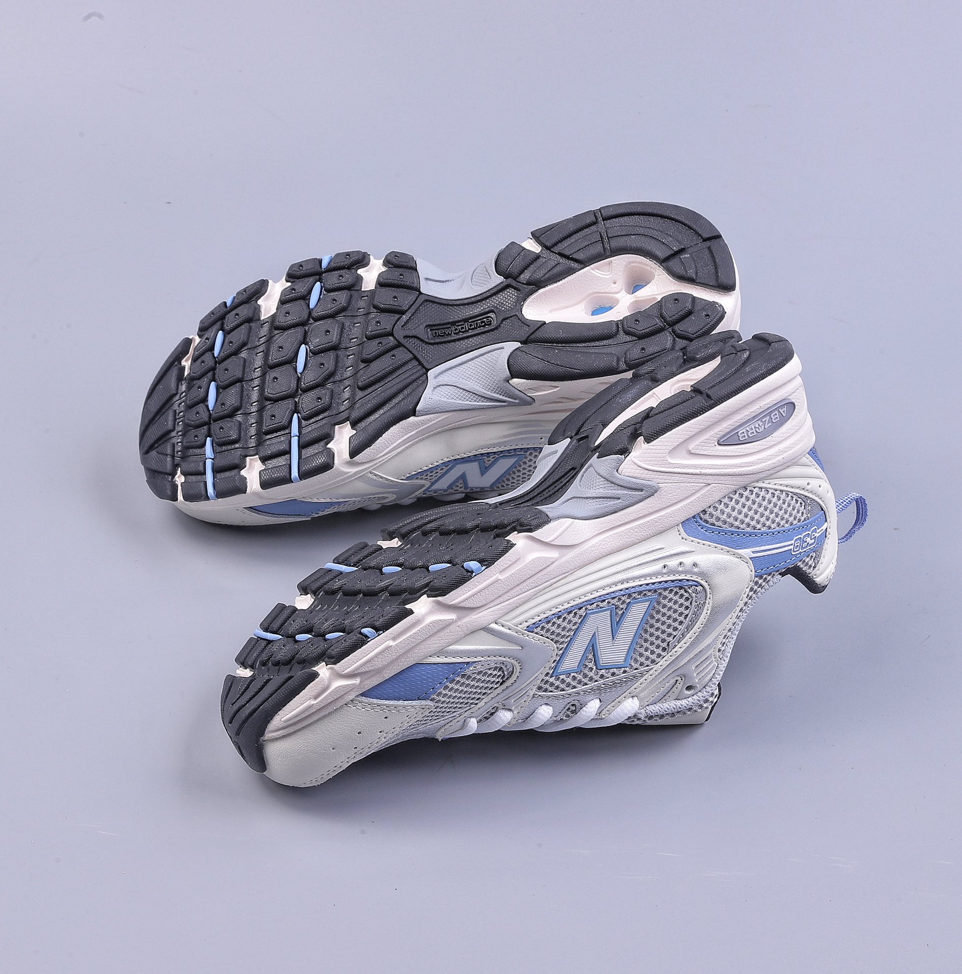 The NewBalance 530 series of sports shoes continues the NB530 with another pair of retro sports shoes with good looks, MR530KC