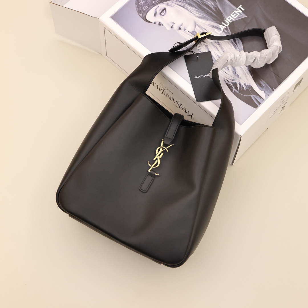 圣罗兰Ysl Hobo腋下水桶包💰300 整体包型简单又高级 YSL金属logo的点缀,立马给整只包带来了刚柔并济的碰撞,时髦又百搭宽单肩设计,内里容量很大有拉链袋更方便。 规格:23*22*8.5cm