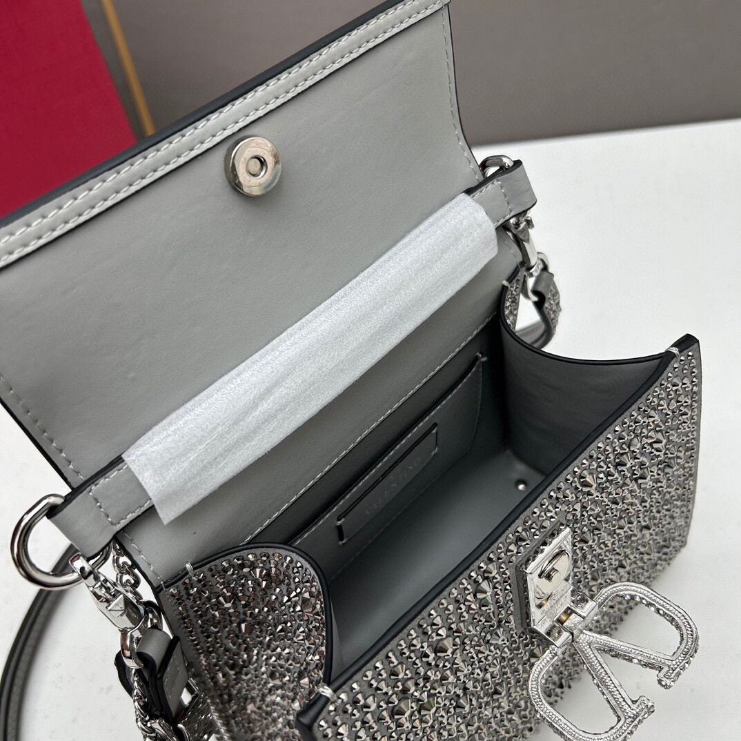 新品配盒Valentino Garavani VSLING 迷你手提包，通体覆满施华洛世奇®仿水晶，配 