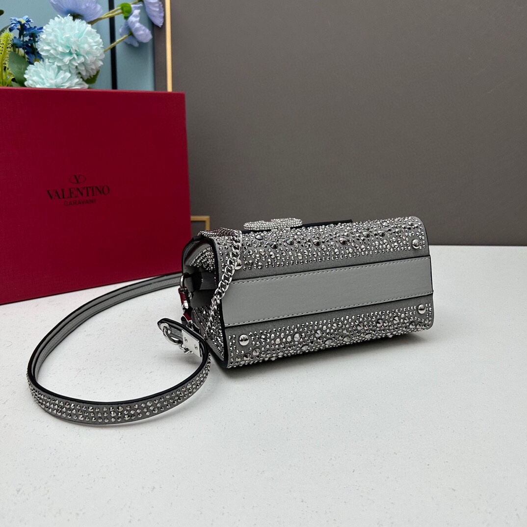 新品配盒Valentino Garavani VSLING 迷你手提包，通体覆满施华洛世奇®仿水晶，配 