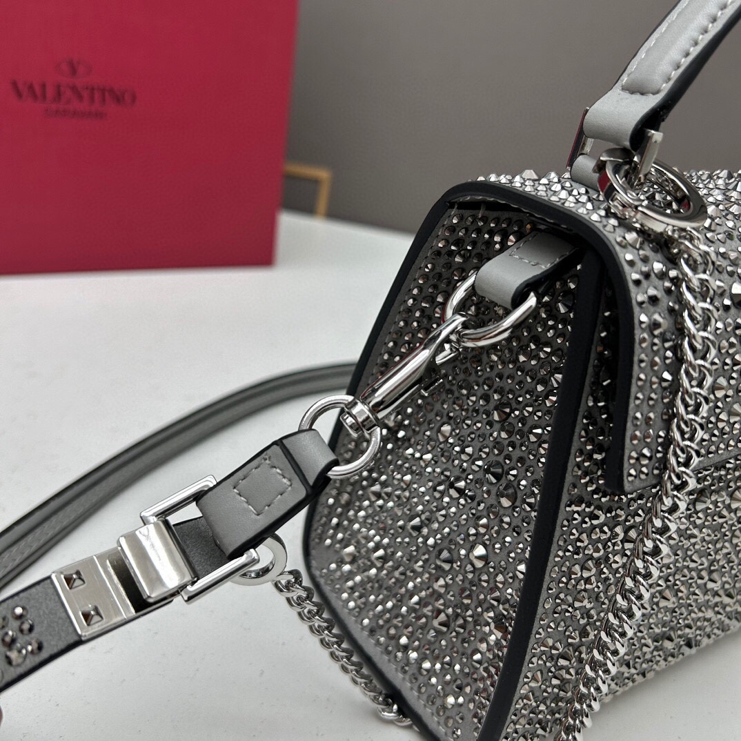 新品配盒Valentino Garavani VSLING 迷你手提包，通体覆满施华洛世奇®仿水晶，配 