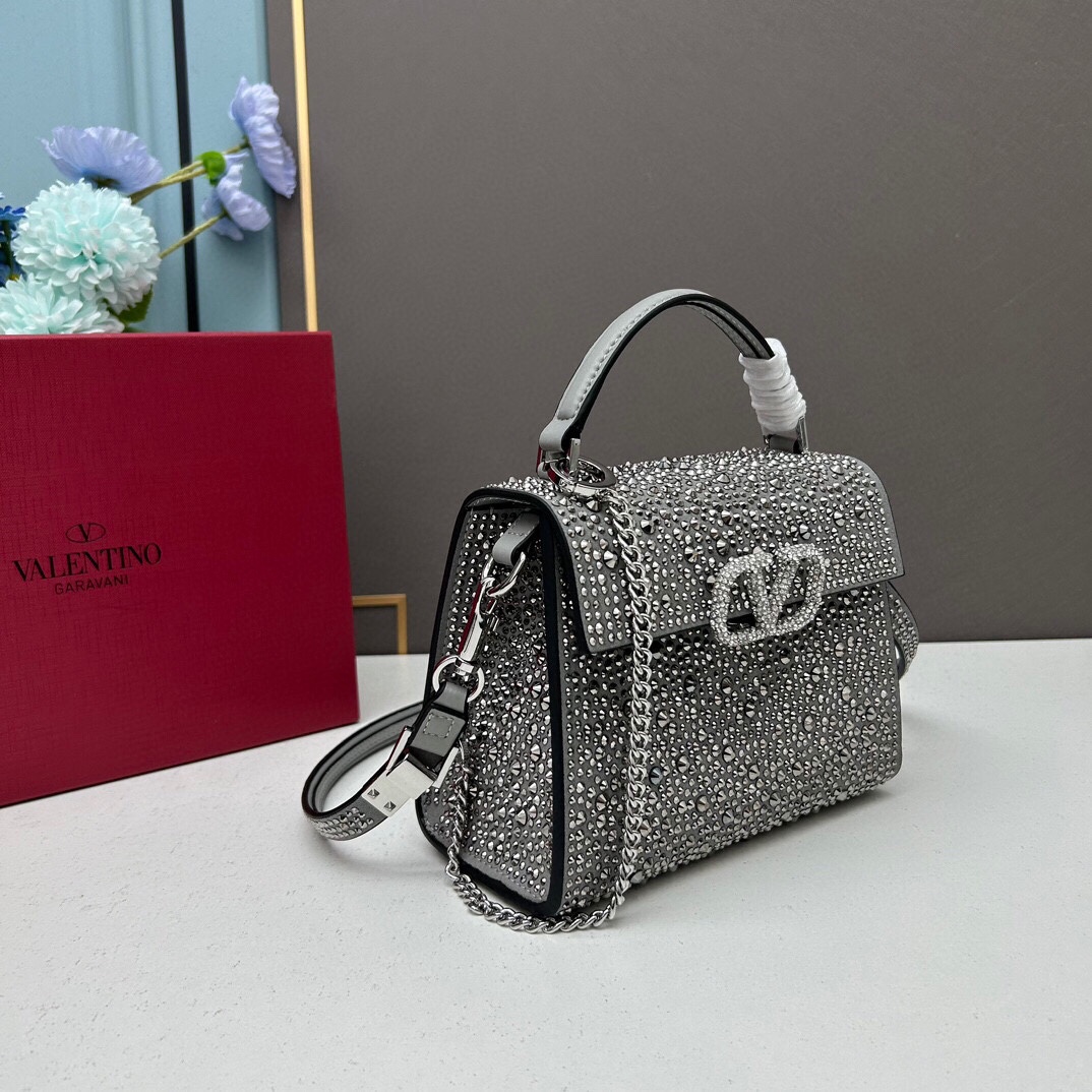 新品配盒Valentino Garavani VSLING 迷你手提包，通体覆满施华洛世奇®仿水晶，配 