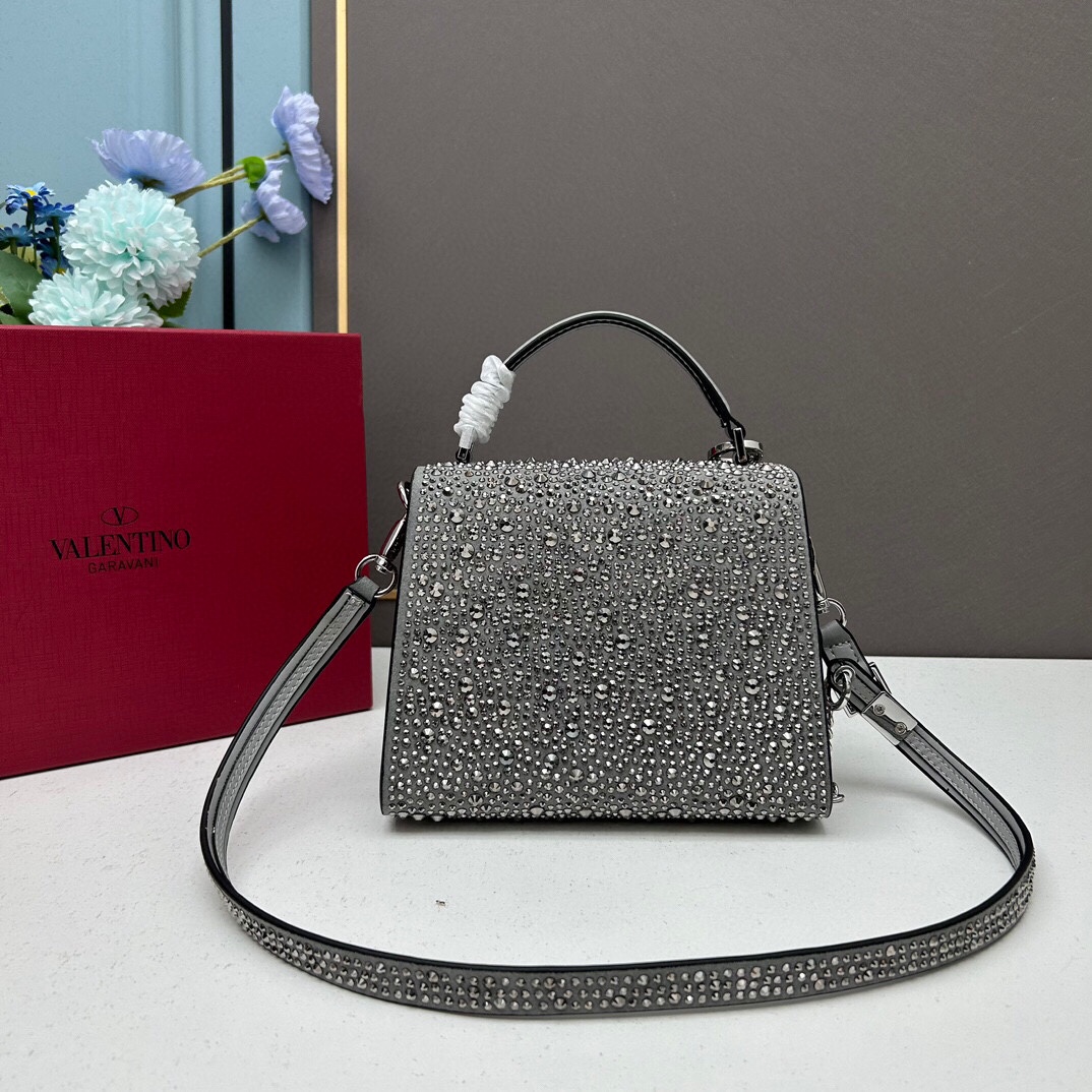 新品配盒Valentino Garavani VSLING 迷你手提包，通体覆满施华洛世奇®仿水晶，配 