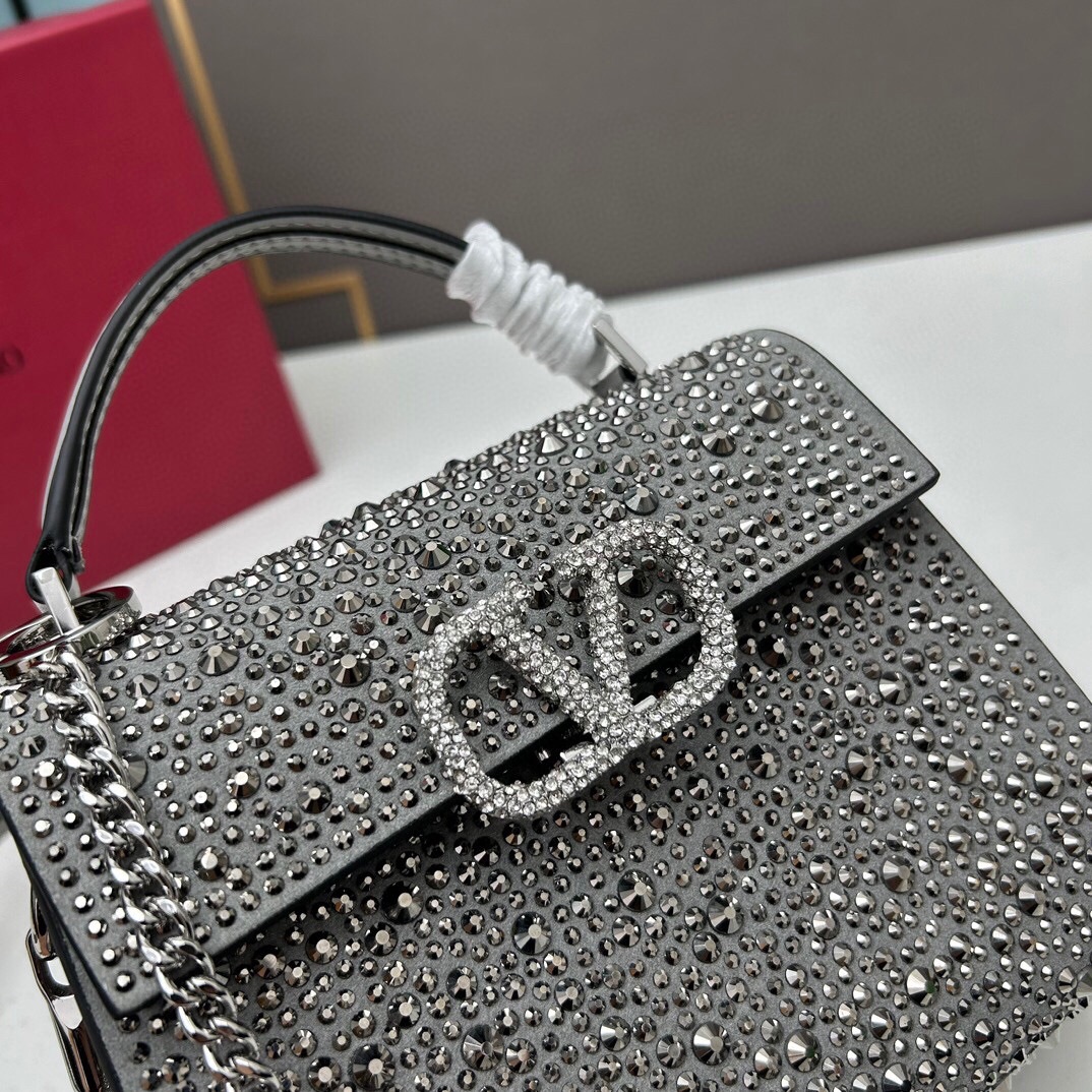 新品配盒Valentino Garavani VSLING 迷你手提包，通体覆满施华洛世奇®仿水晶，配 