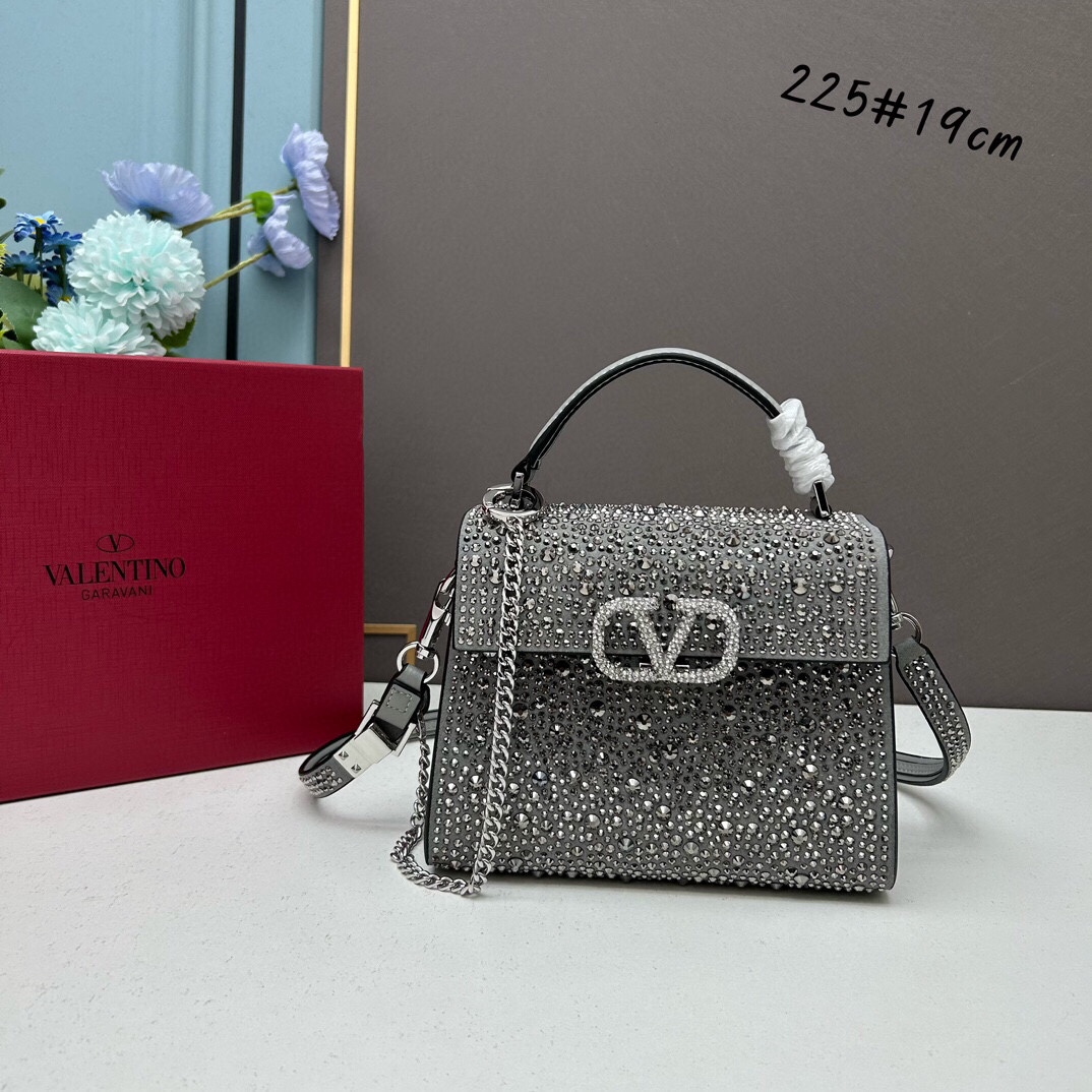 新品配盒Valentino Garavani VSLING 迷你手提包，通体覆满施华洛世奇®仿水晶，配 